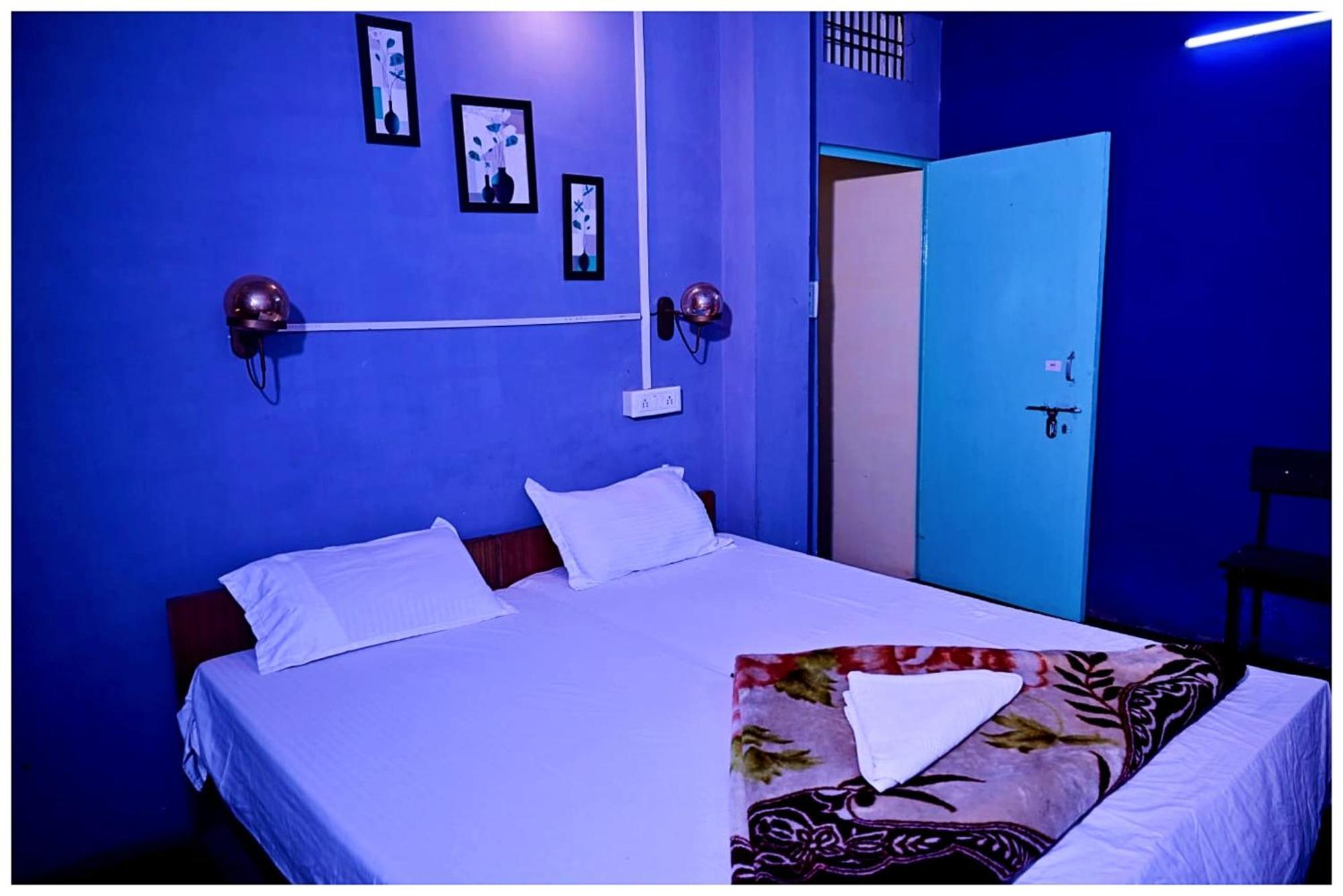Hotel Budget Banaras # Rest Near Ganga River & Kashi Vishwanath Temple - Fully Air Conditioned With Wi-fi #prime Location - Seller In