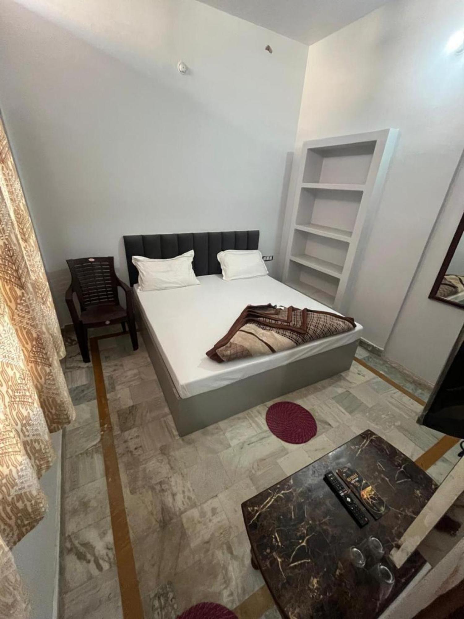 Hotel Hotel Shivaa Aashram Near Kashi Temple With Free Internet Service