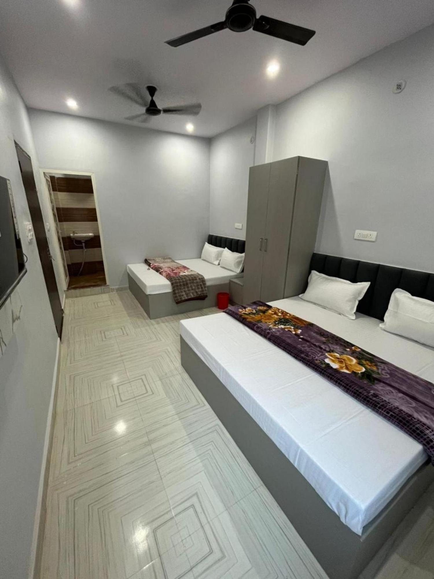 Hotel Shivaa Aashram Near Kashi Temple With Free Internet Service