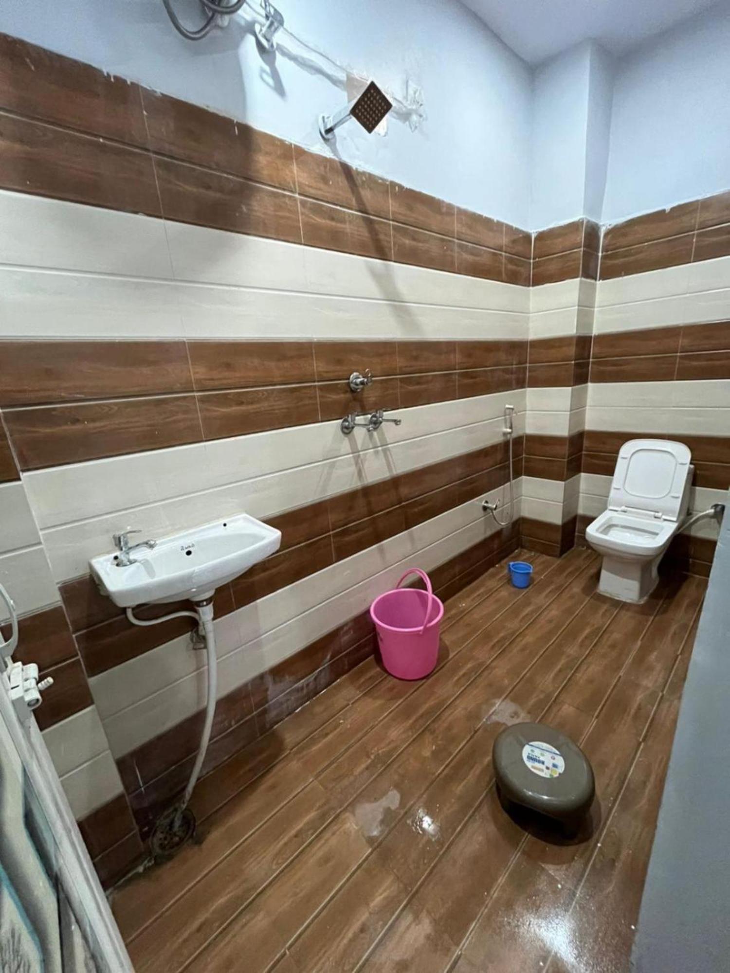 Hotel Shivaa Aashram Near Kashi Temple With Free Internet Service