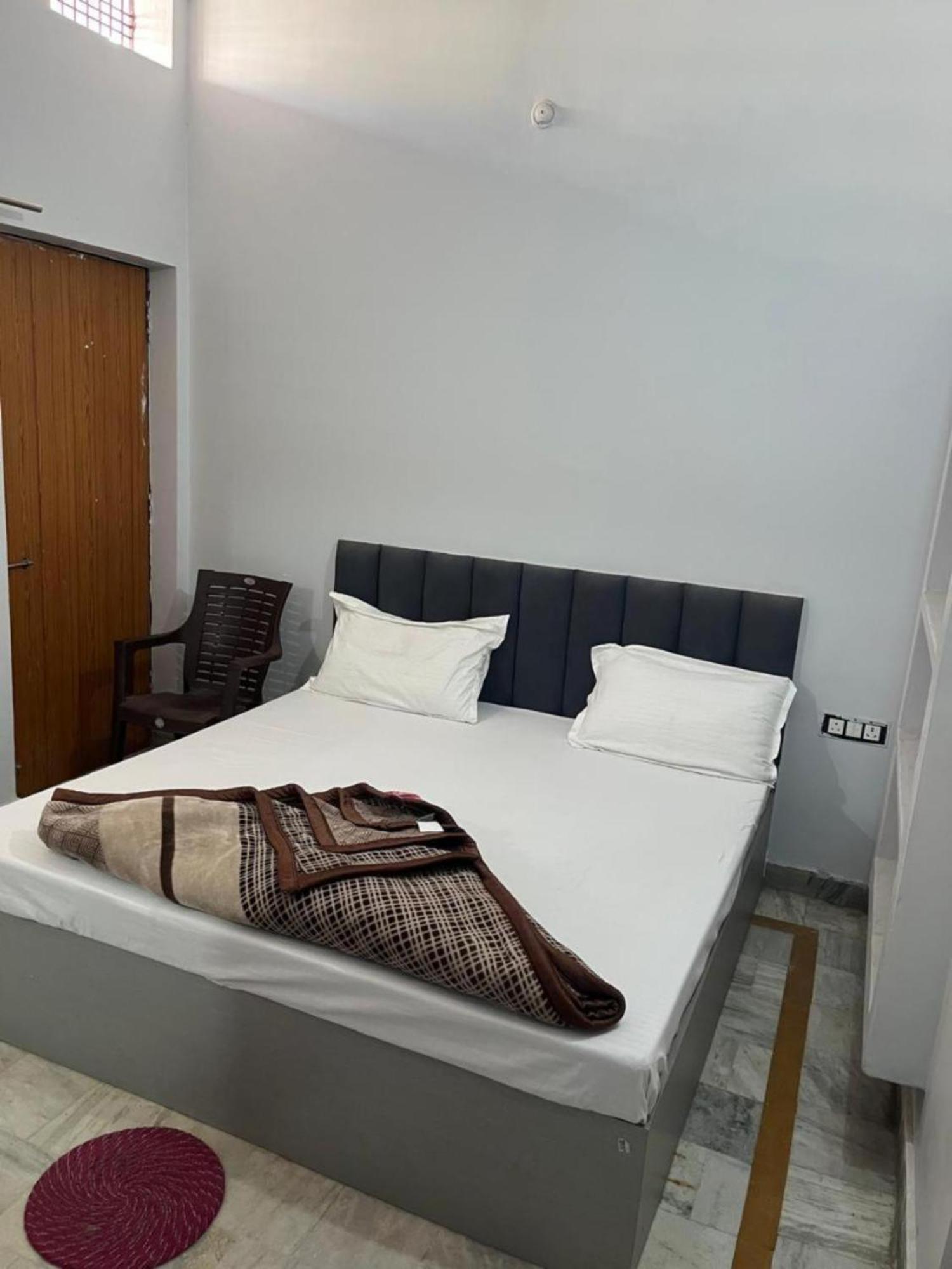 Hotel Hotel Shivaa Aashram Near Kashi Temple With Free Internet Service