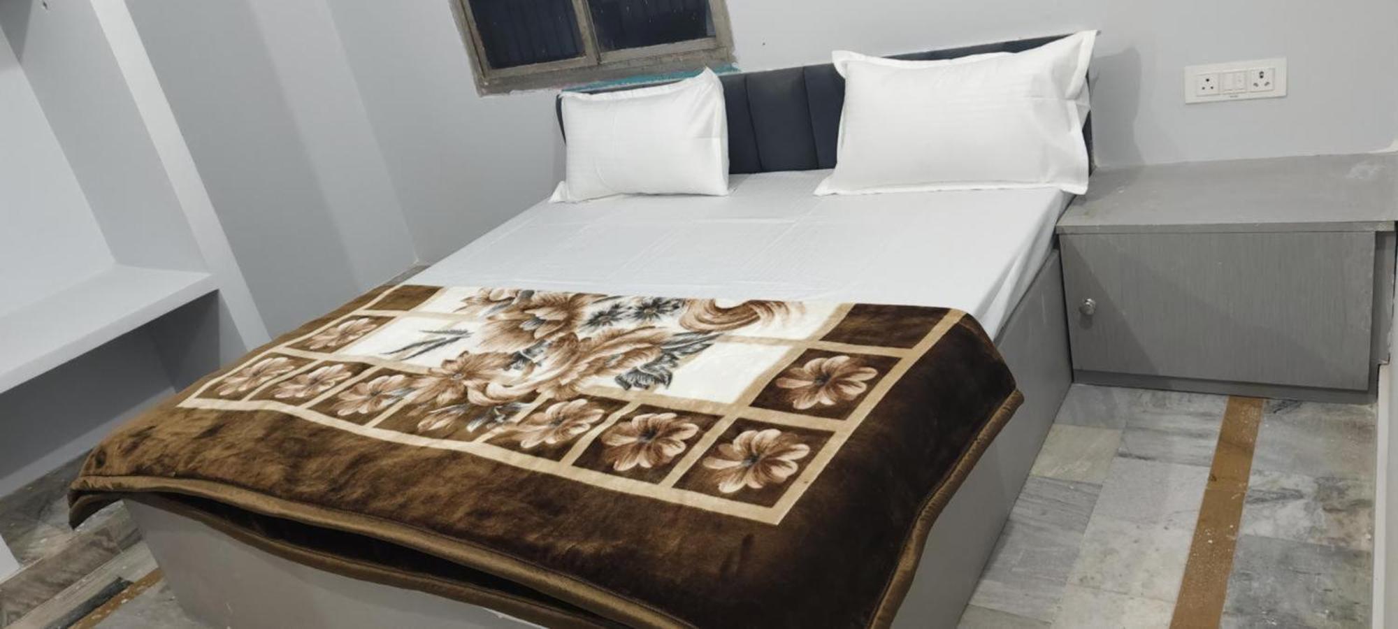 Hotel Shivaa Aashram Near Kashi Temple With Free Internet Service 2*