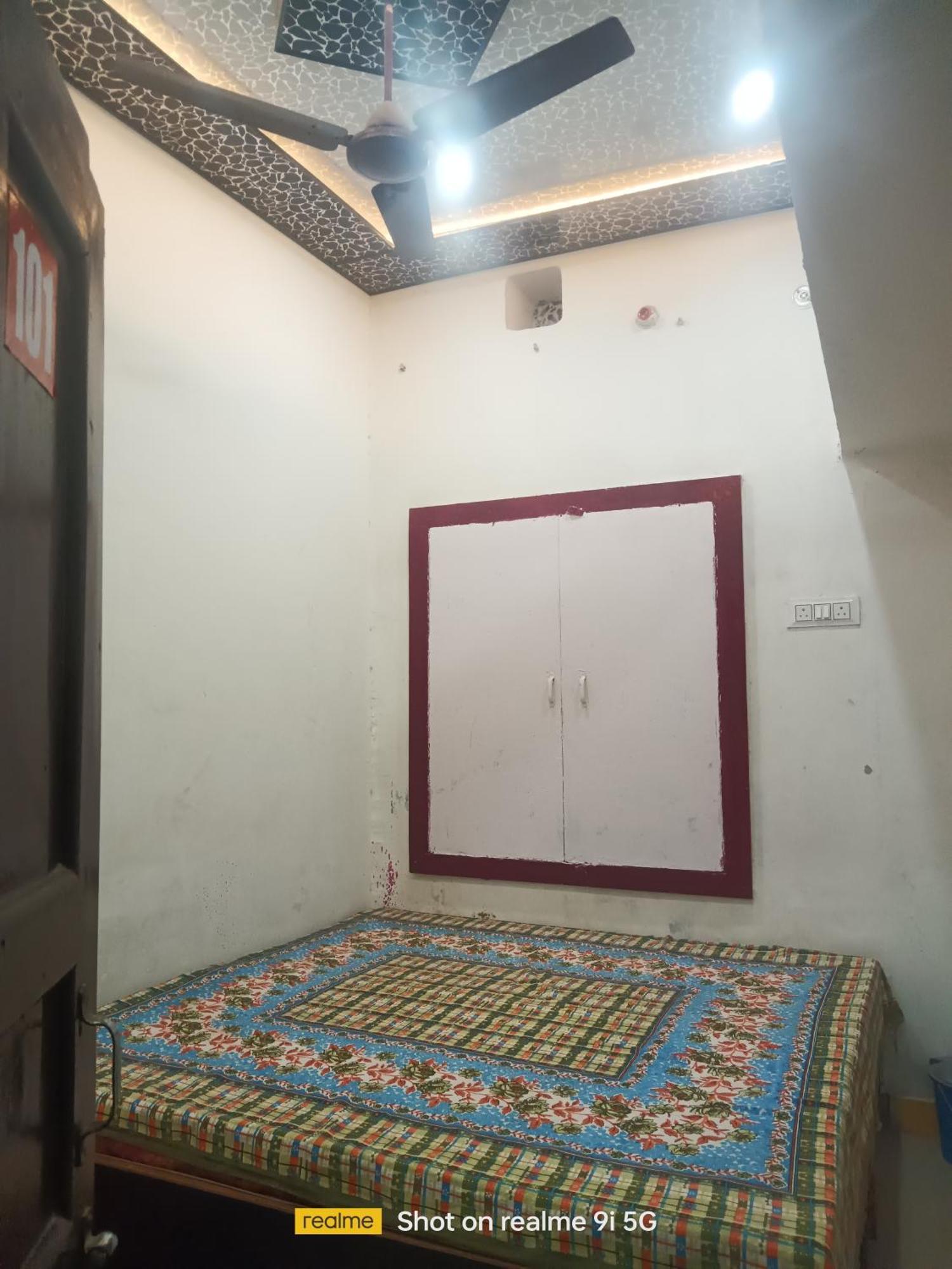Bed & Breakfast Shivpriyabnb *