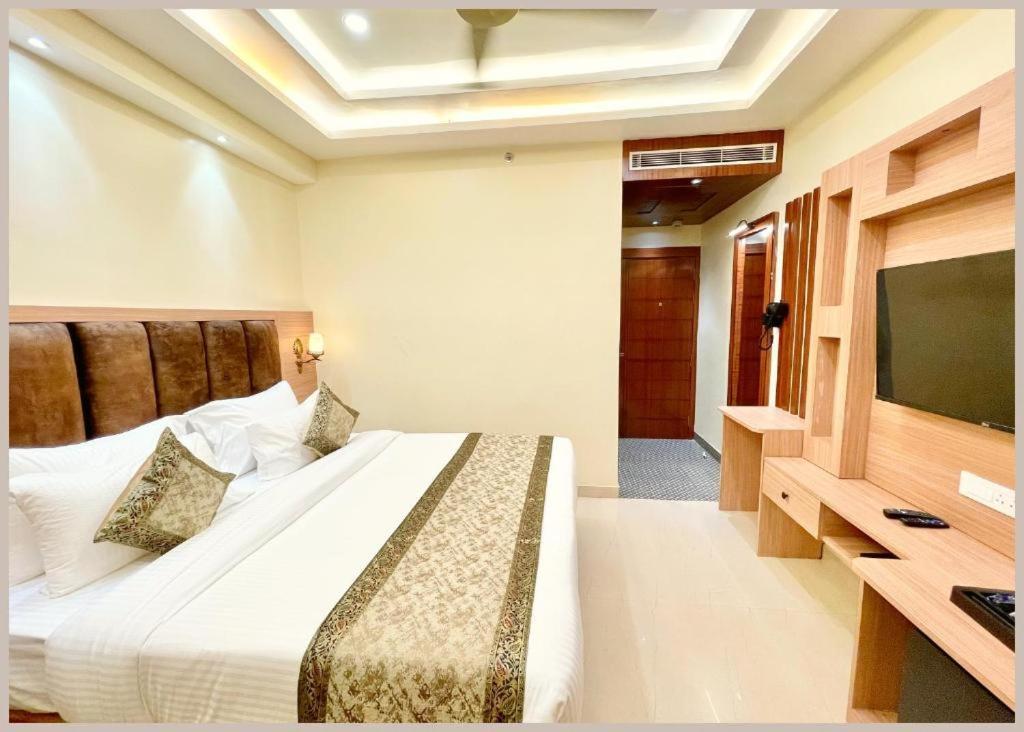 Hotel Mantavya - Near Bhu Campus 5*