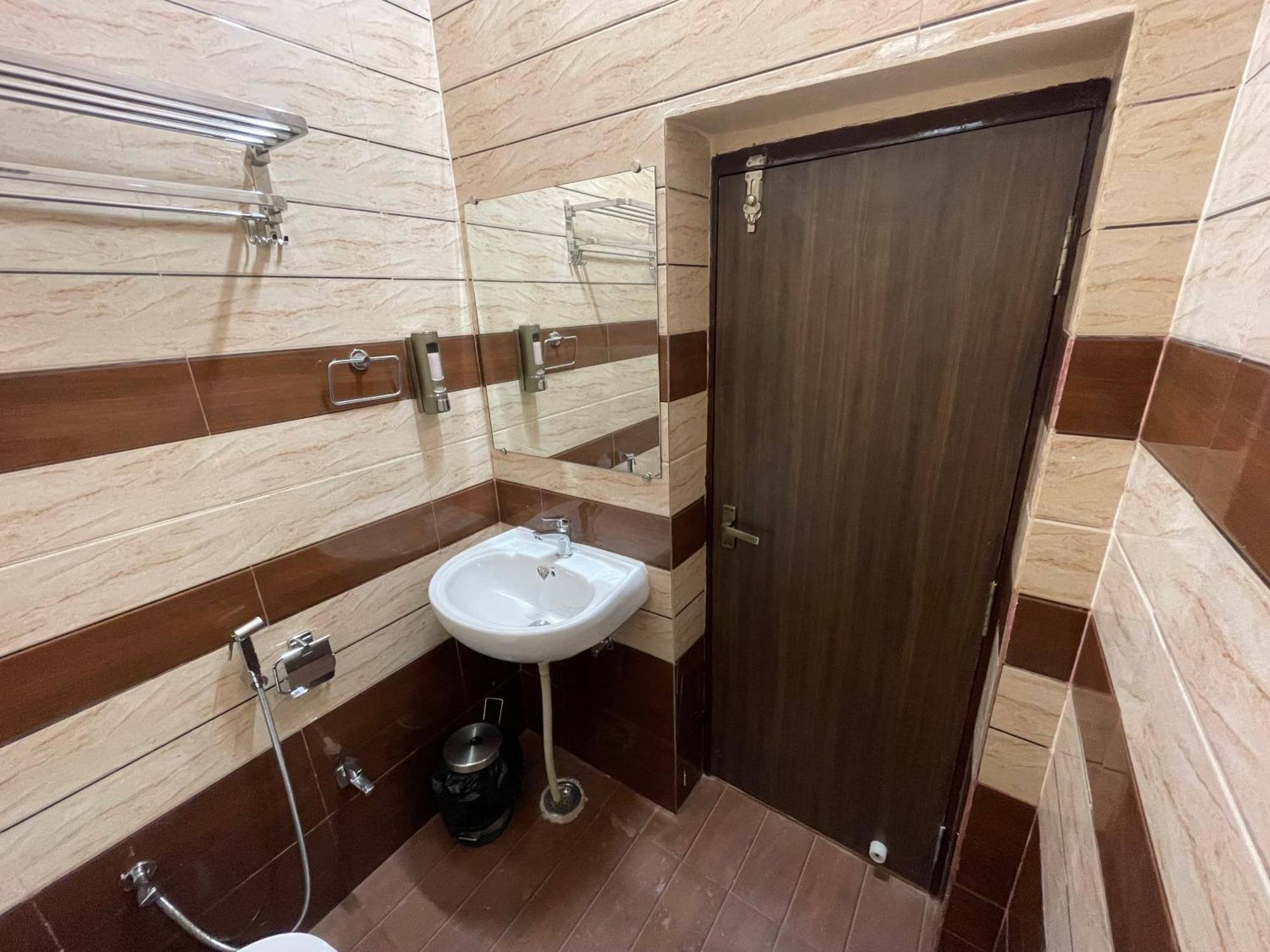Kashi Awahan! Modern Themed Near Vishvanath Temple Bed & Breakfast
