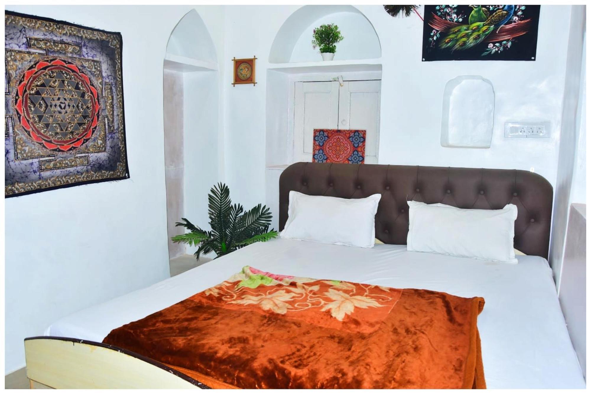 M-a-n-g-l-a Paying # Near Dashashwamedh Ghat And Kashi Vishwanath Temple - A Premium In