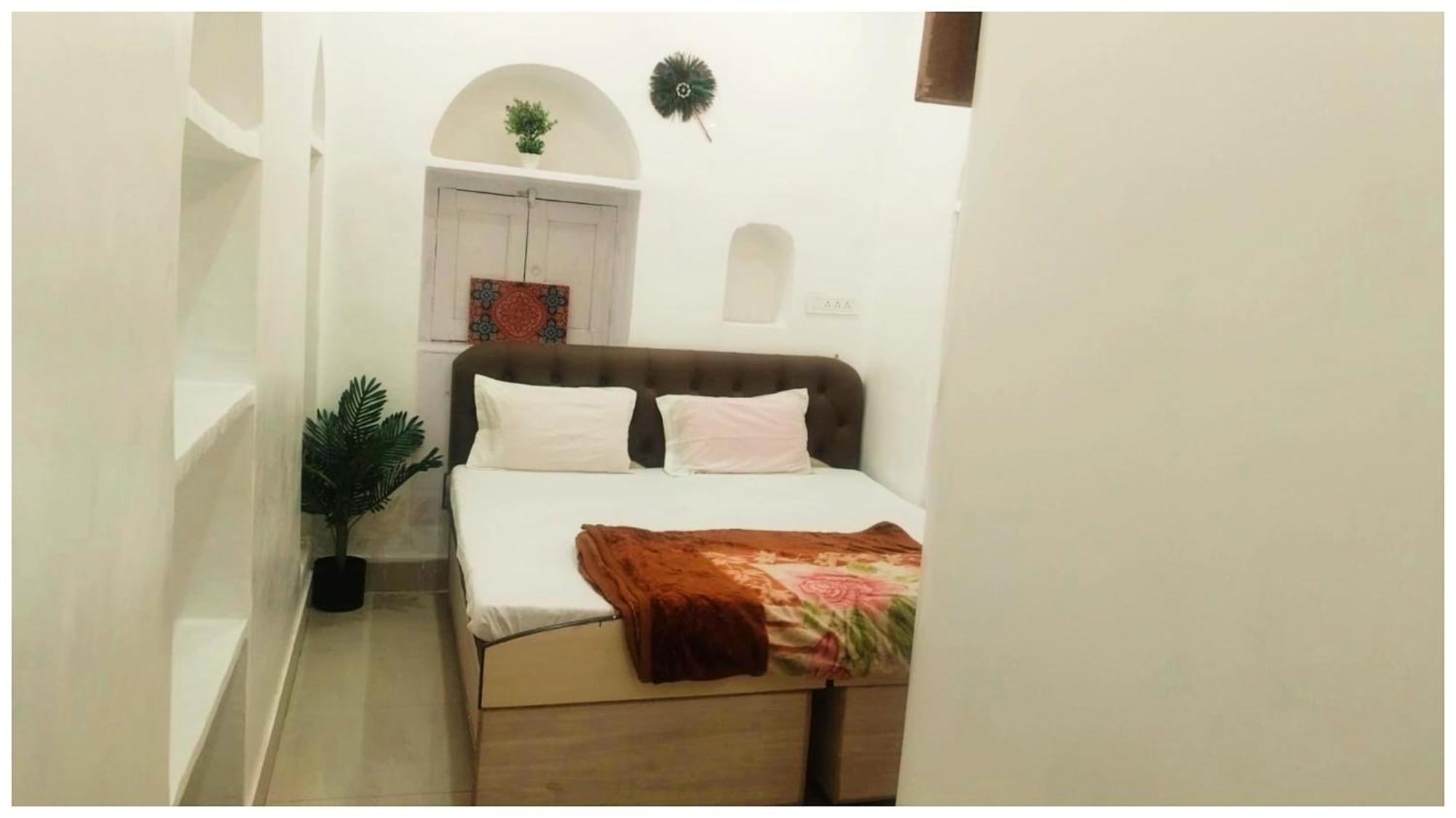 M-a-n-g-l-a Paying # Near Dashashwamedh Ghat And Kashi Vishwanath Temple - A Premium In Hotel 4*
