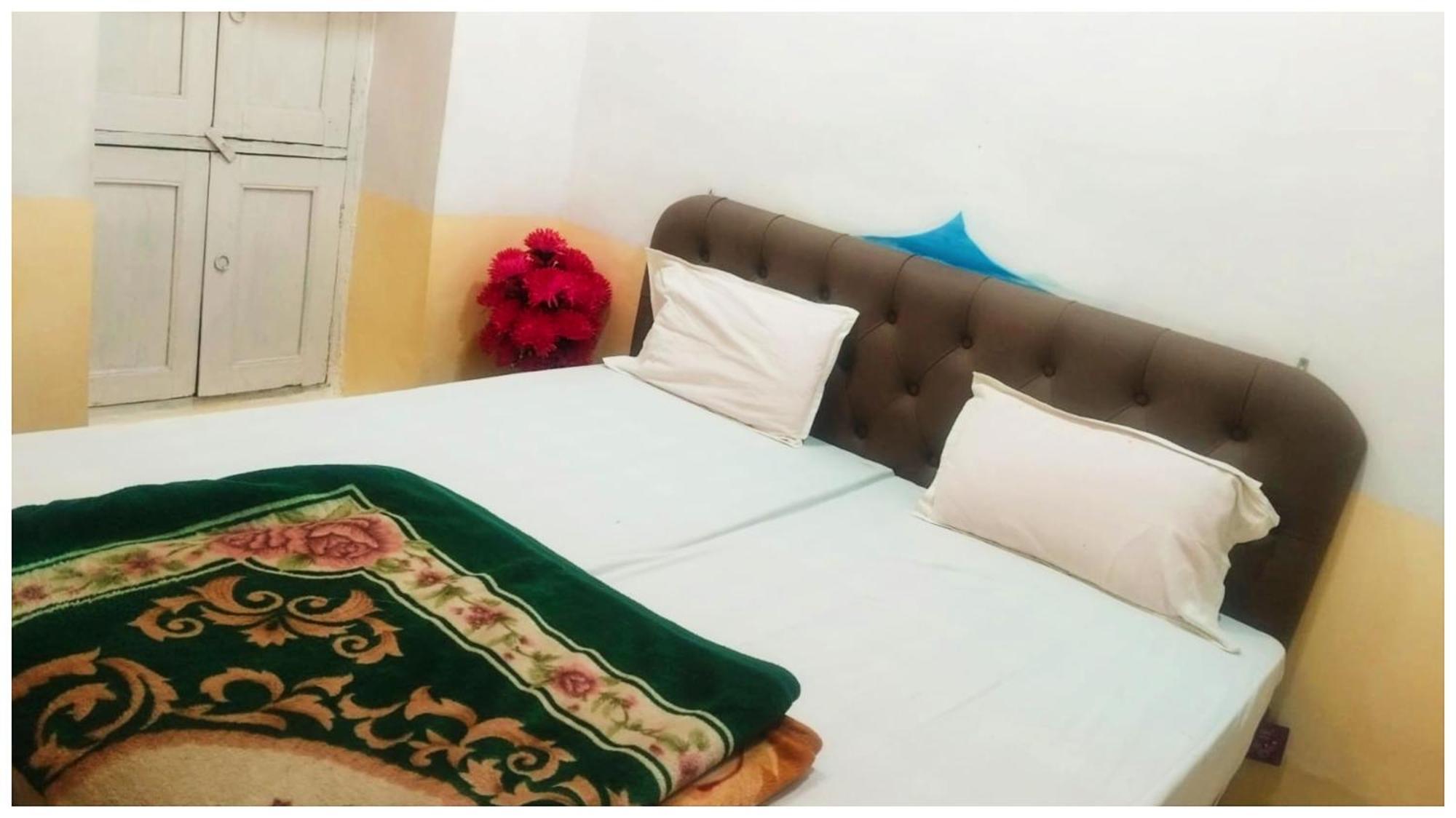M-a-n-g-l-a Paying # Near Dashashwamedh Ghat And Kashi Vishwanath Temple - A Premium In Hotel