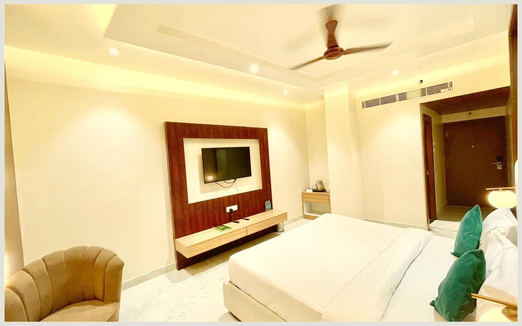 Hotel Vedan Gam Palace - Fully Air Conditioned At Prime Location - Near Shree Kashi Vishwanath Temple And Ganga Ghat - Luxury & Spacious - Rated
