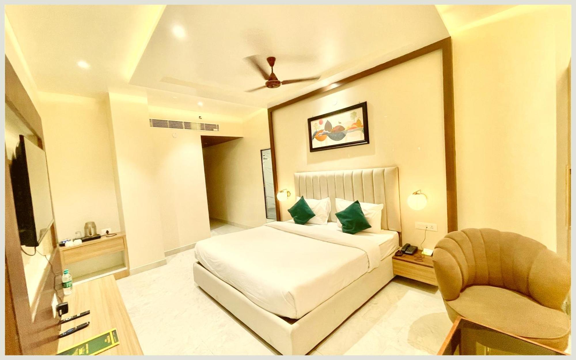 Vedan Gam Palace - Fully Air Conditioned At Prime Location - Near Shree Kashi Vishwanath Temple And Ganga Ghat - Luxury & Spacious - Rated Hotel 4*
