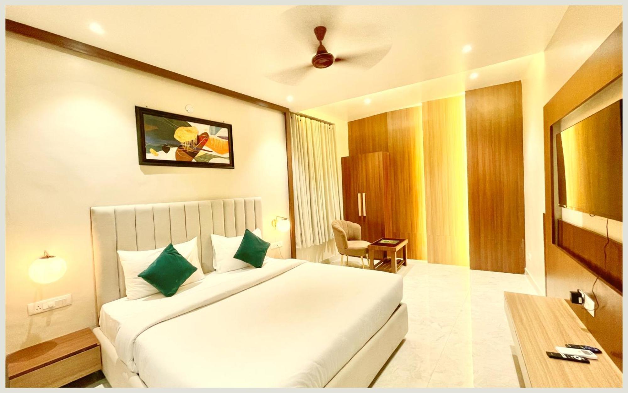 Hotel Vedan Gam Palace - Fully Air Conditioned At Prime Location - Near Shree Kashi Vishwanath Temple And Ganga Ghat - Luxury & Spacious - Rated 4*