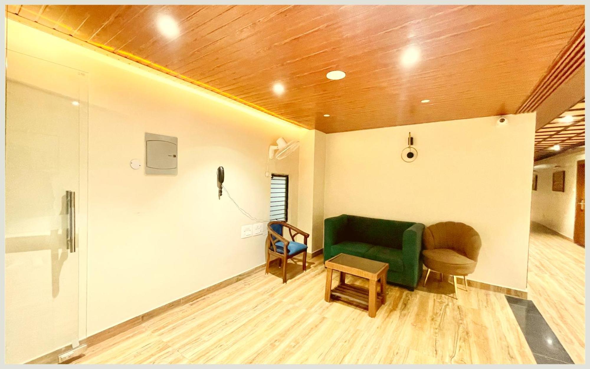 Vedan Gam Palace - Fully Air Conditioned At Prime Location - Near Shree Kashi Vishwanath Temple And Ganga Ghat - Luxury & Spacious - Rated Hotel Varanasi
