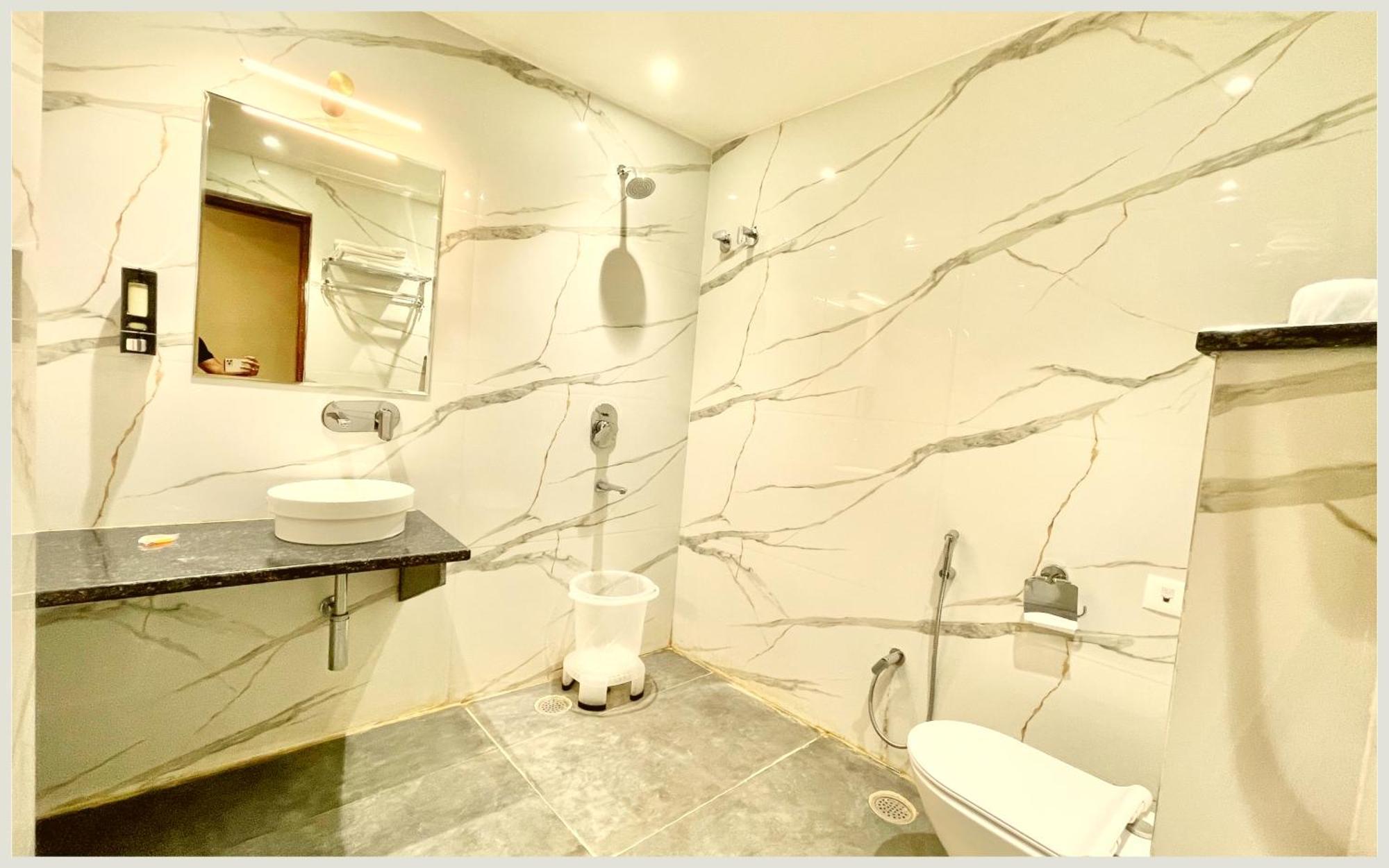 Hotel Vedan Gam Palace - Fully Air Conditioned At Prime Location - Near Shree Kashi Vishwanath Temple And Ganga Ghat - Luxury & Spacious - Rated Varanasi