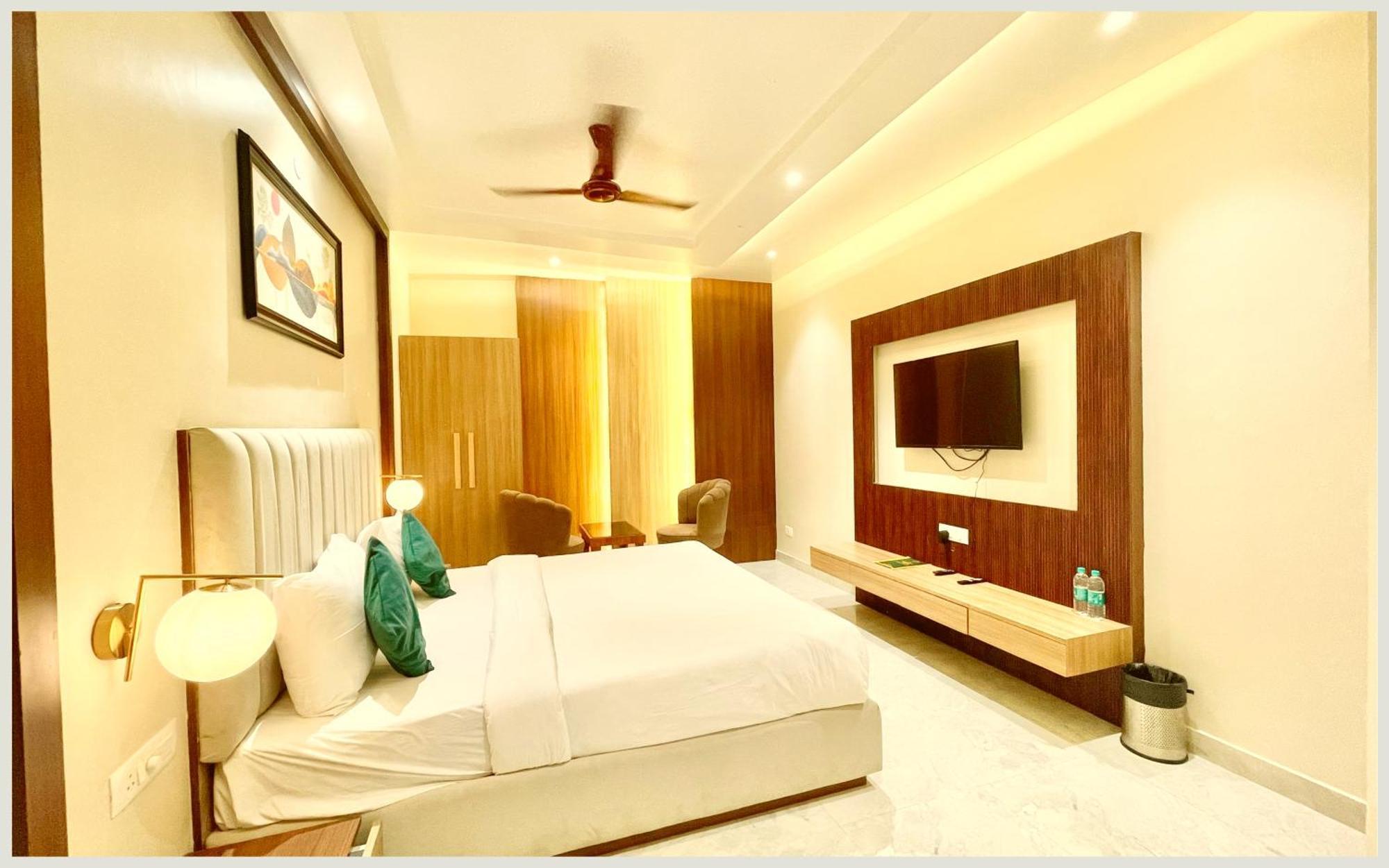 Vedan Gam Palace - Fully Air Conditioned At Prime Location - Near Shree Kashi Vishwanath Temple And Ganga Ghat - Luxury & Spacious - Rated 4*