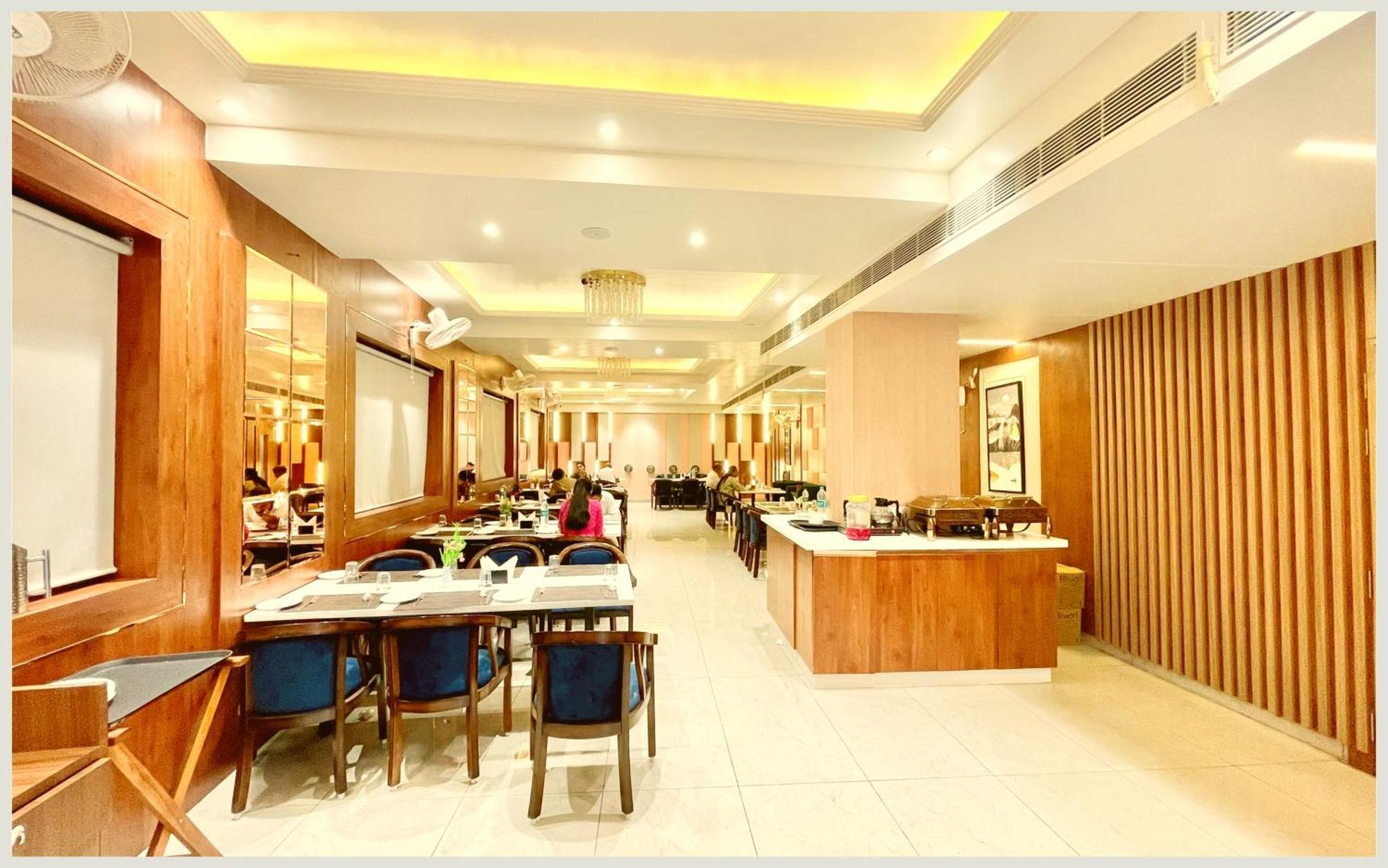 Vedan Gam Palace - Fully Air Conditioned At Prime Location - Near Shree Kashi Vishwanath Temple And Ganga Ghat - Luxury & Spacious - Rated