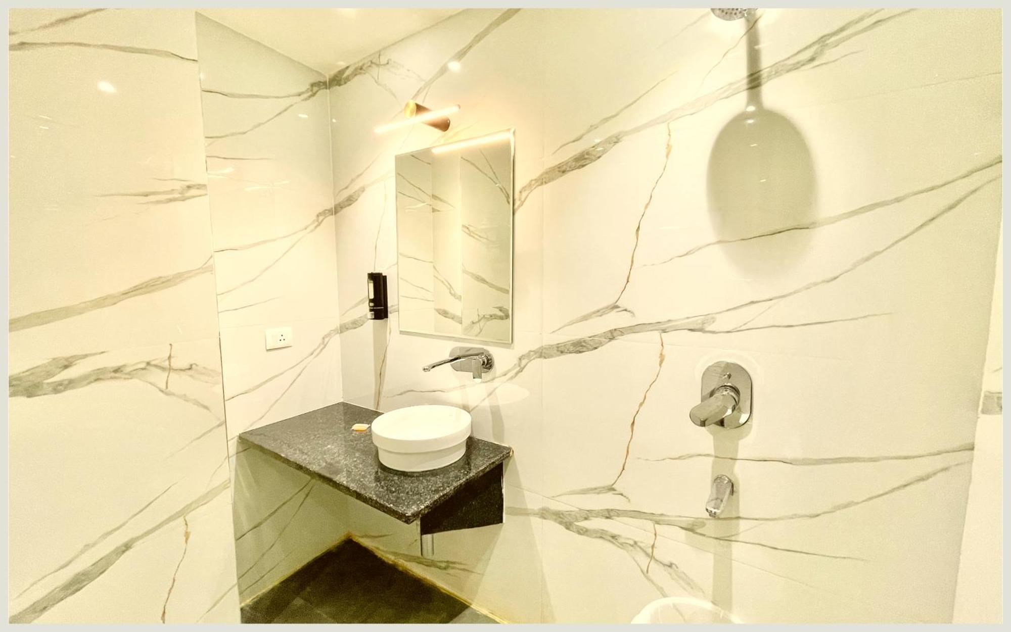 Vedan Gam Palace - Fully Air Conditioned At Prime Location - Near Shree Kashi Vishwanath Temple And Ganga Ghat - Luxury & Spacious - Rated Hotel