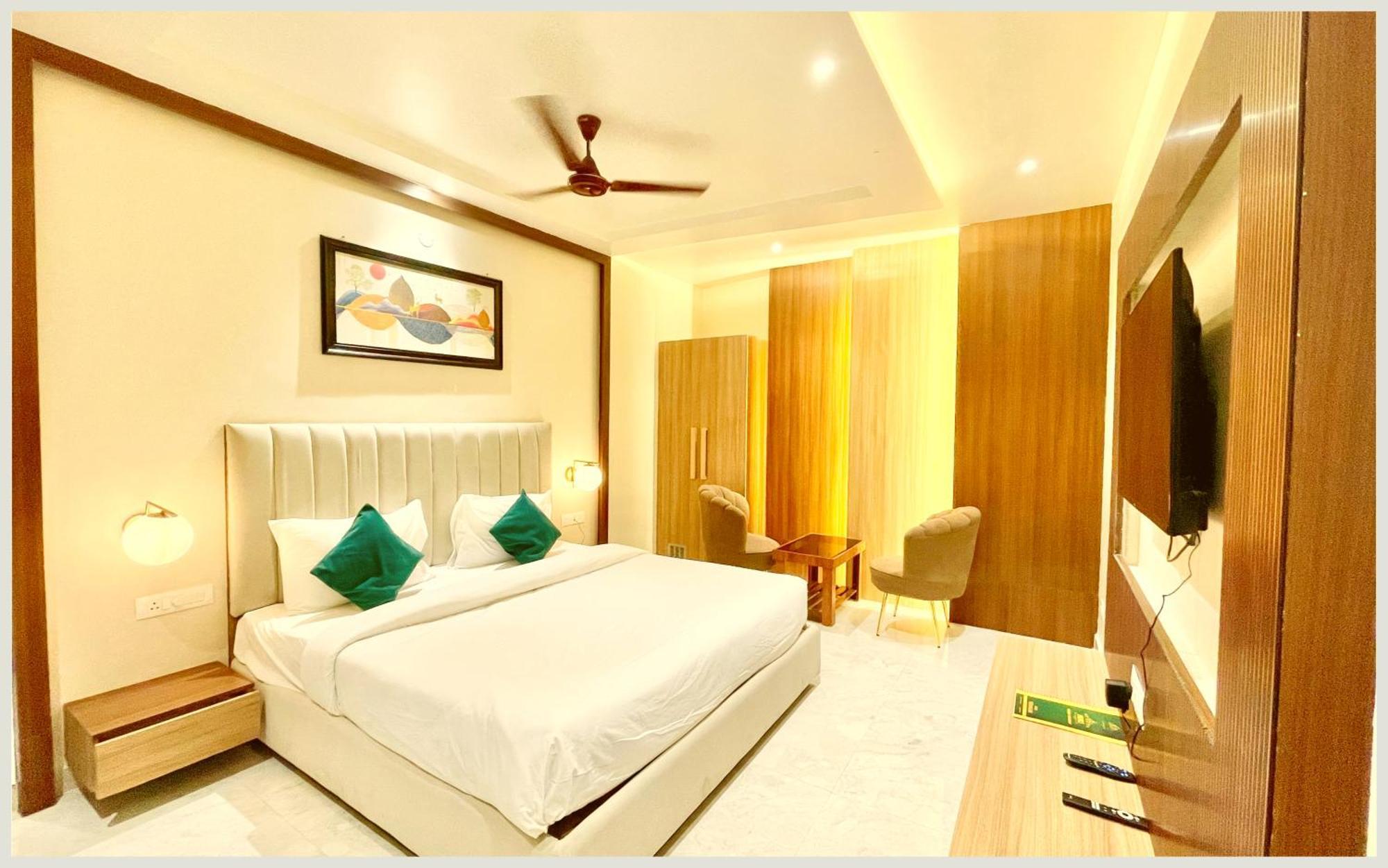Vedan Gam Palace - Fully Air Conditioned At Prime Location - Near Shree Kashi Vishwanath Temple And Ganga Ghat - Luxury & Spacious - Rated Hotel Varanasi