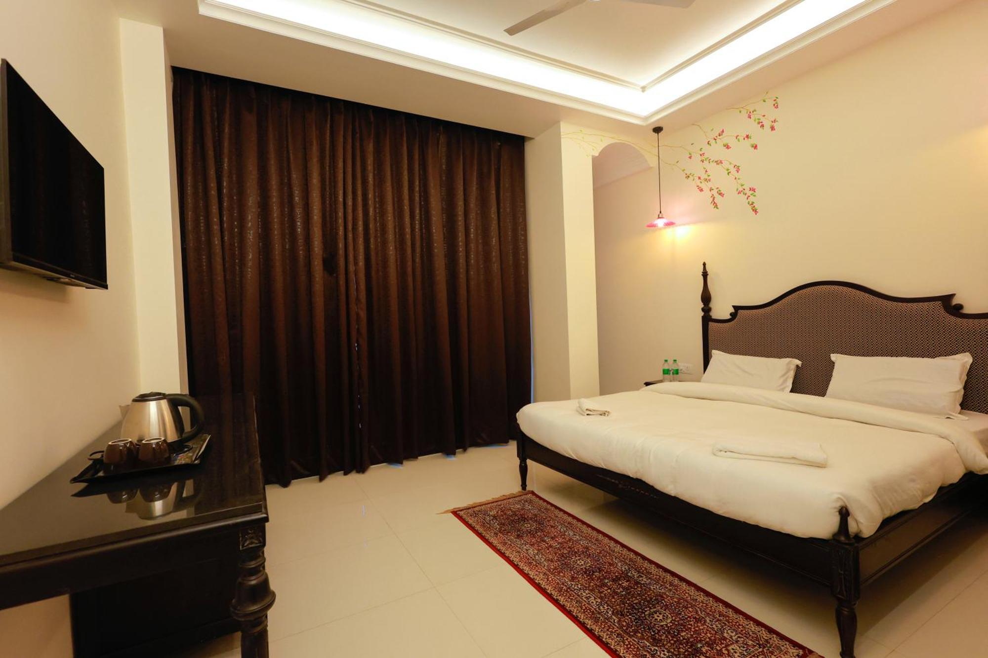 Shiv Ashray Hotel 4*