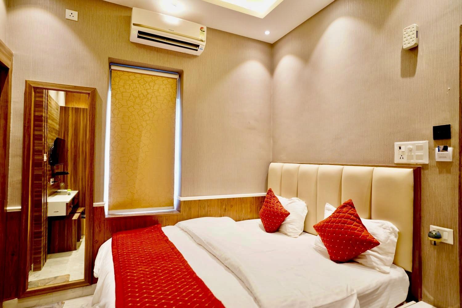 Love hotel Iconic
