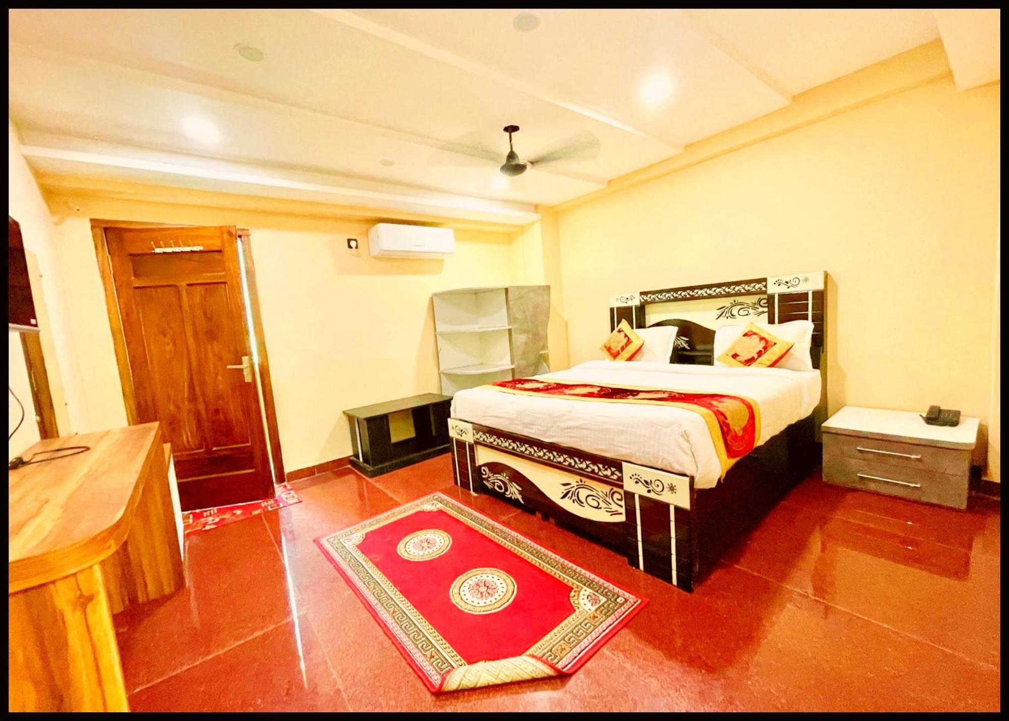 Sivi - Residency Near Kashi Vishwanath Temple - Swimming Pool -free Public Parking And Wifi Facilities - A Premium In 4*