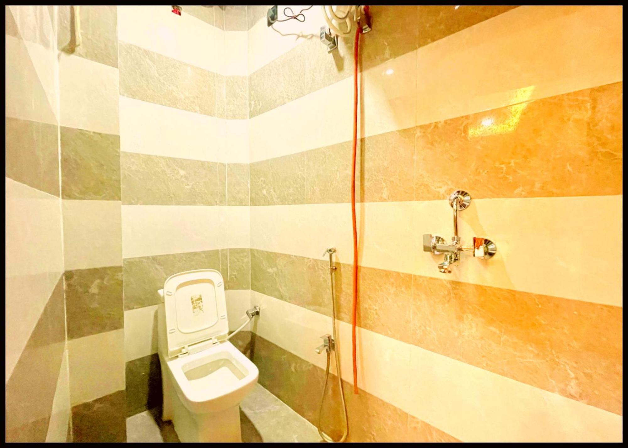 Sivi - Residency Near Kashi Vishwanath Temple - Swimming Pool -free Public Parking And Wifi Facilities - A Premium In