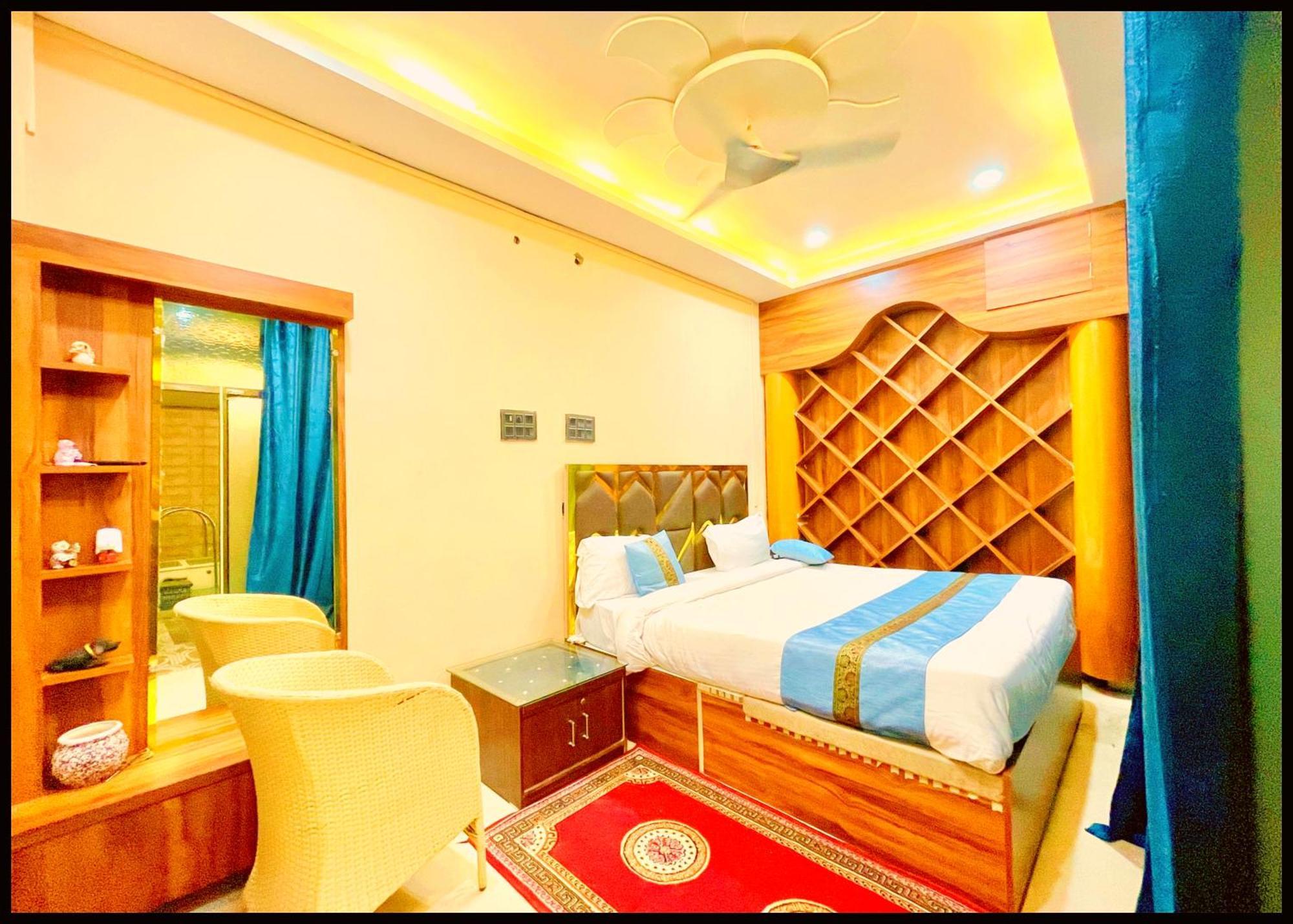 Sivi - Residency Near Kashi Vishwanath Temple - Swimming Pool -free Public Parking And Wifi Facilities - A Premium In 4*