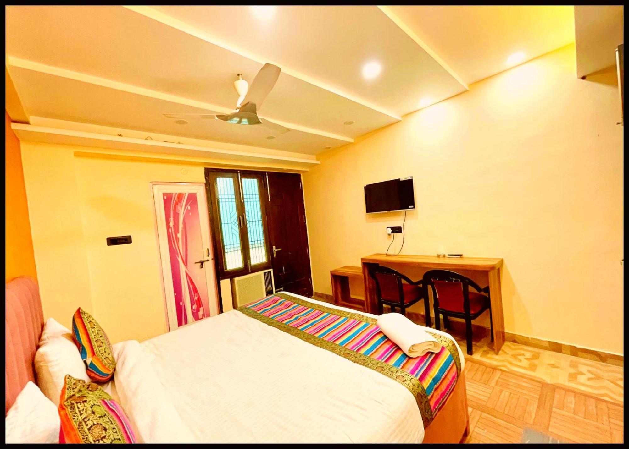 Sivi - Residency Near Kashi Vishwanath Temple - Swimming Pool -free Public Parking And Wifi Facilities - A Premium In