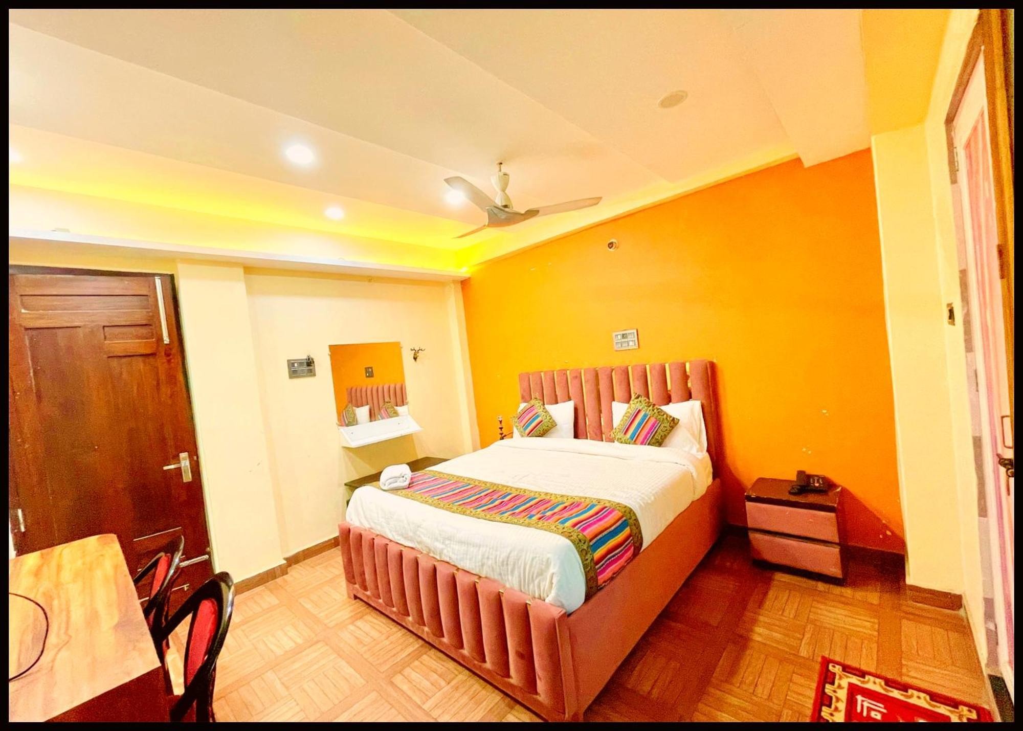 Sivi - Residency Near Kashi Vishwanath Temple - Swimming Pool -free Public Parking And Wifi Facilities - A Premium In Hotel 4*