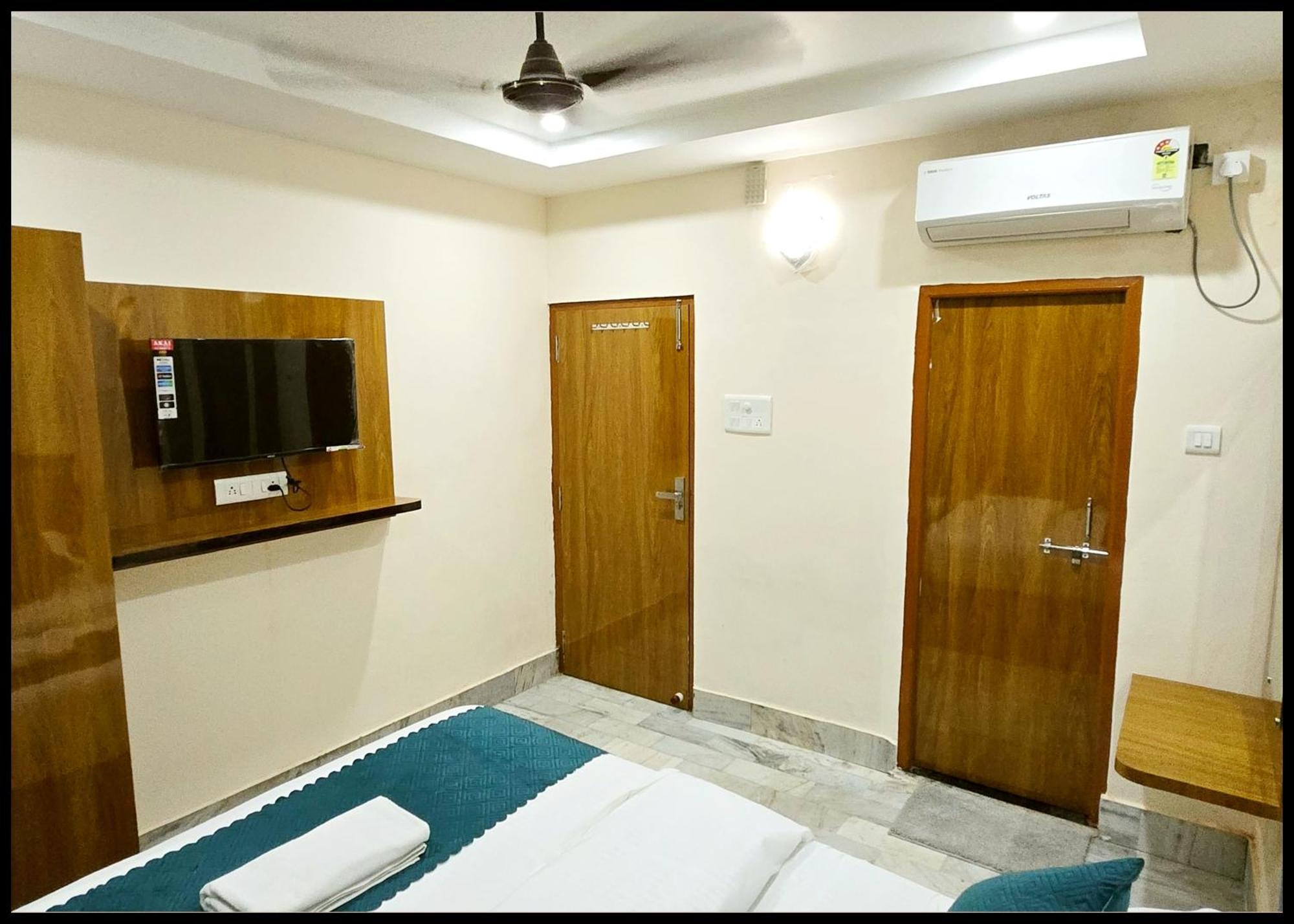 Rudraa Near Kashi Vishwanath Temple - Fully Air Conditioned - In Hotel