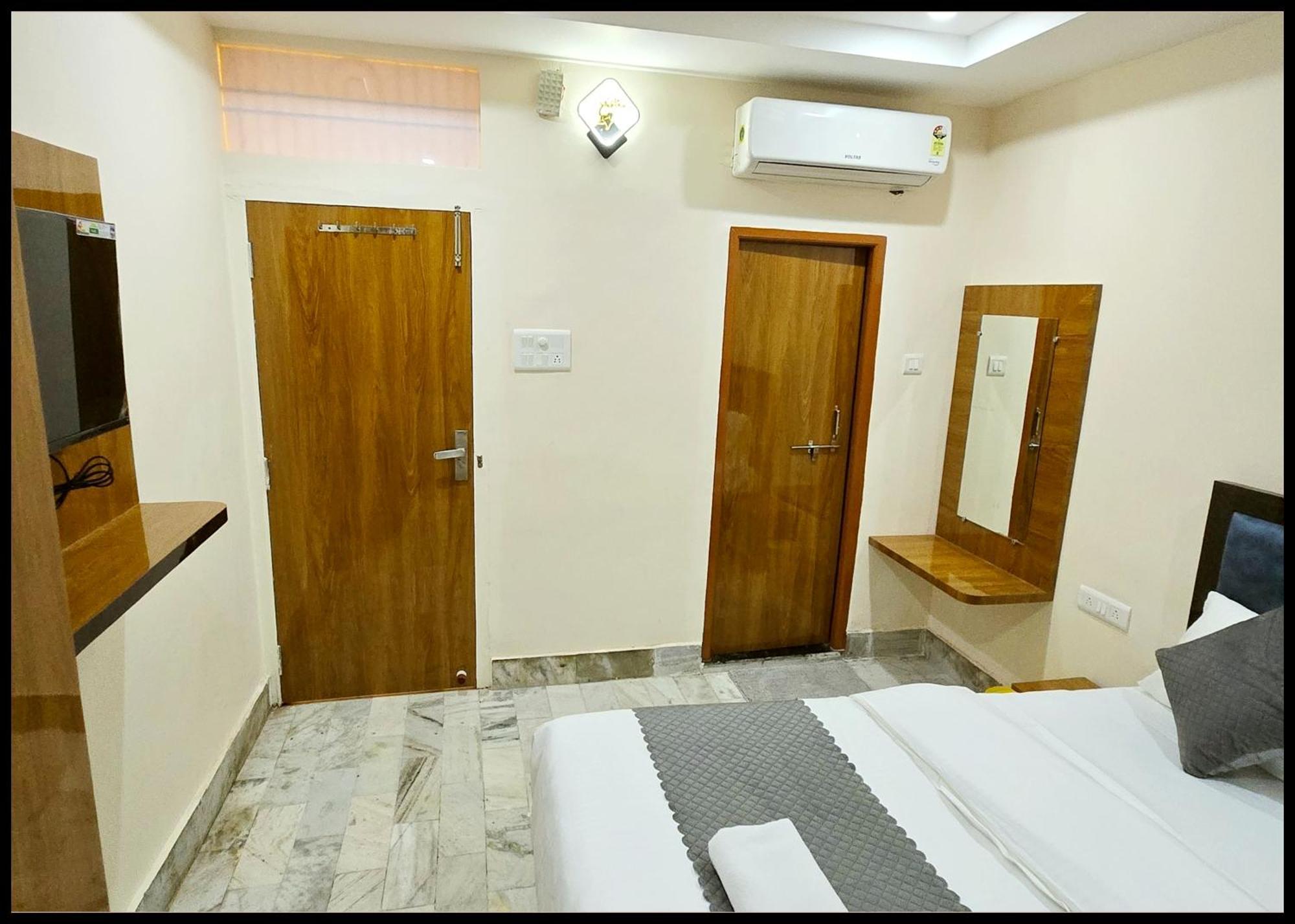 Rudraa Near Kashi Vishwanath Temple - Fully Air Conditioned - In 4* Varanasi