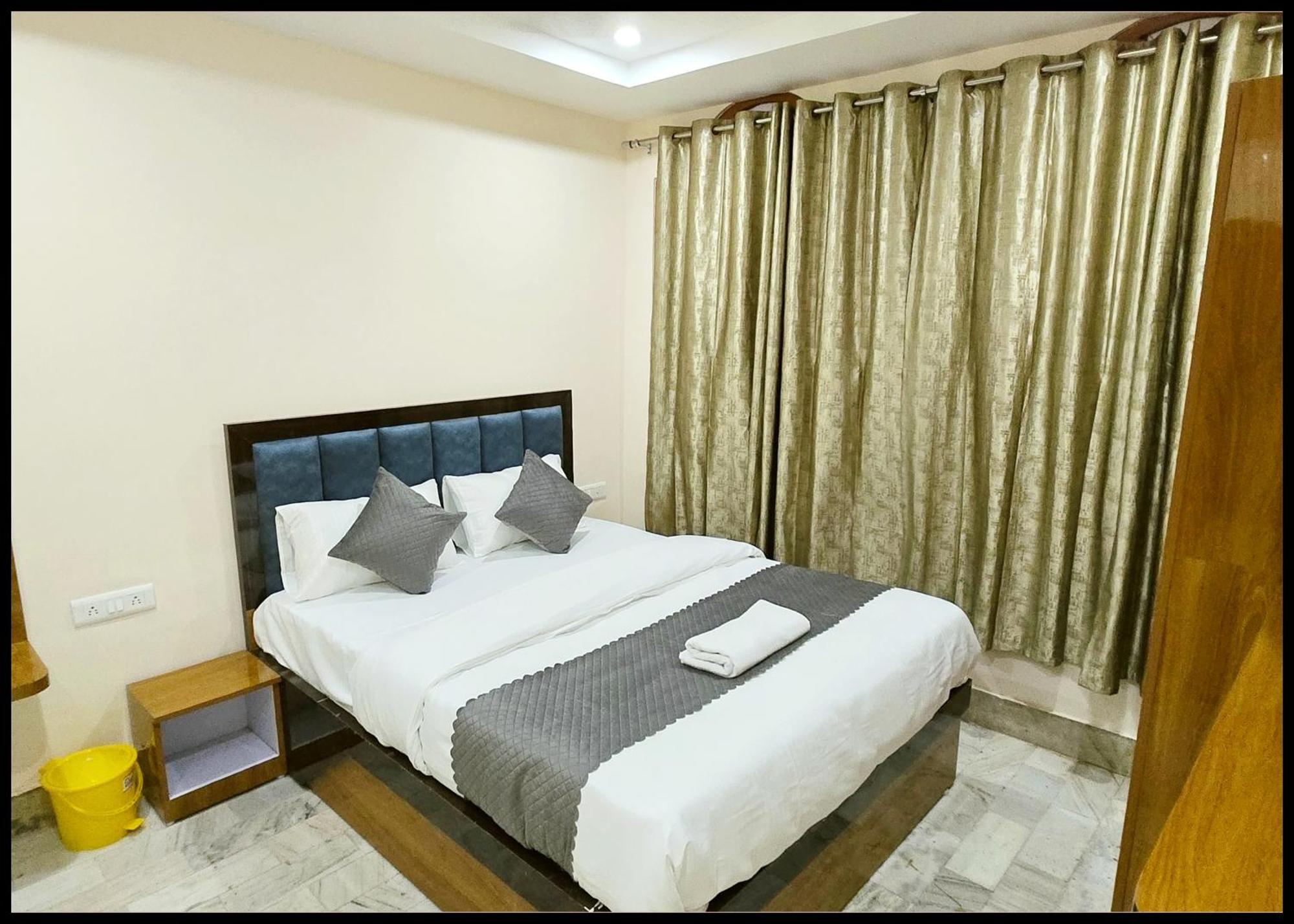 Rudraa Near Kashi Vishwanath Temple - Fully Air Conditioned - In 4* Varanasi