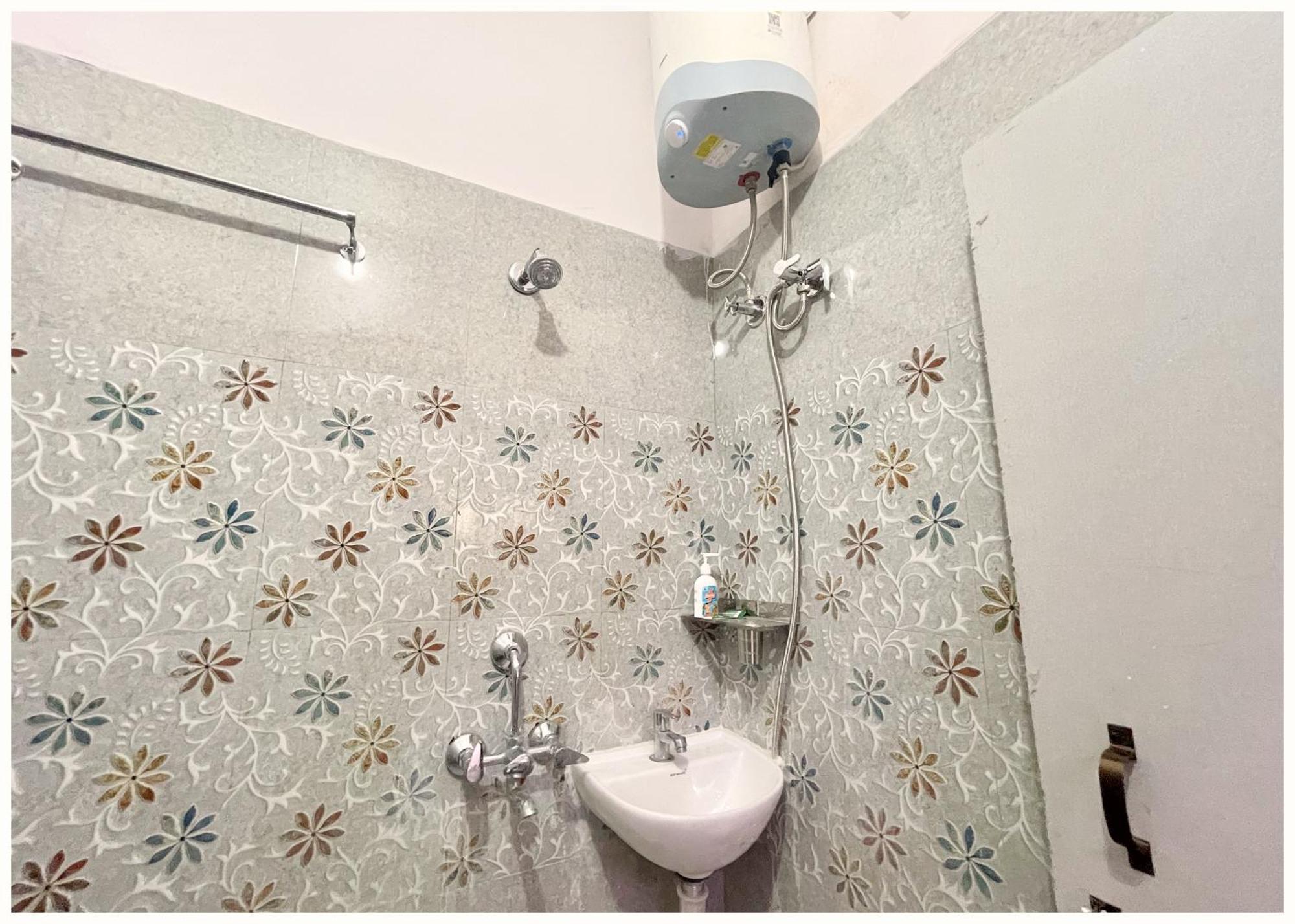 Hotel Prakash ! - Providing Air Conditioned And Well Decorated With Wi-fi Facility - Near Kashi Vishwanath Temple - In 3*