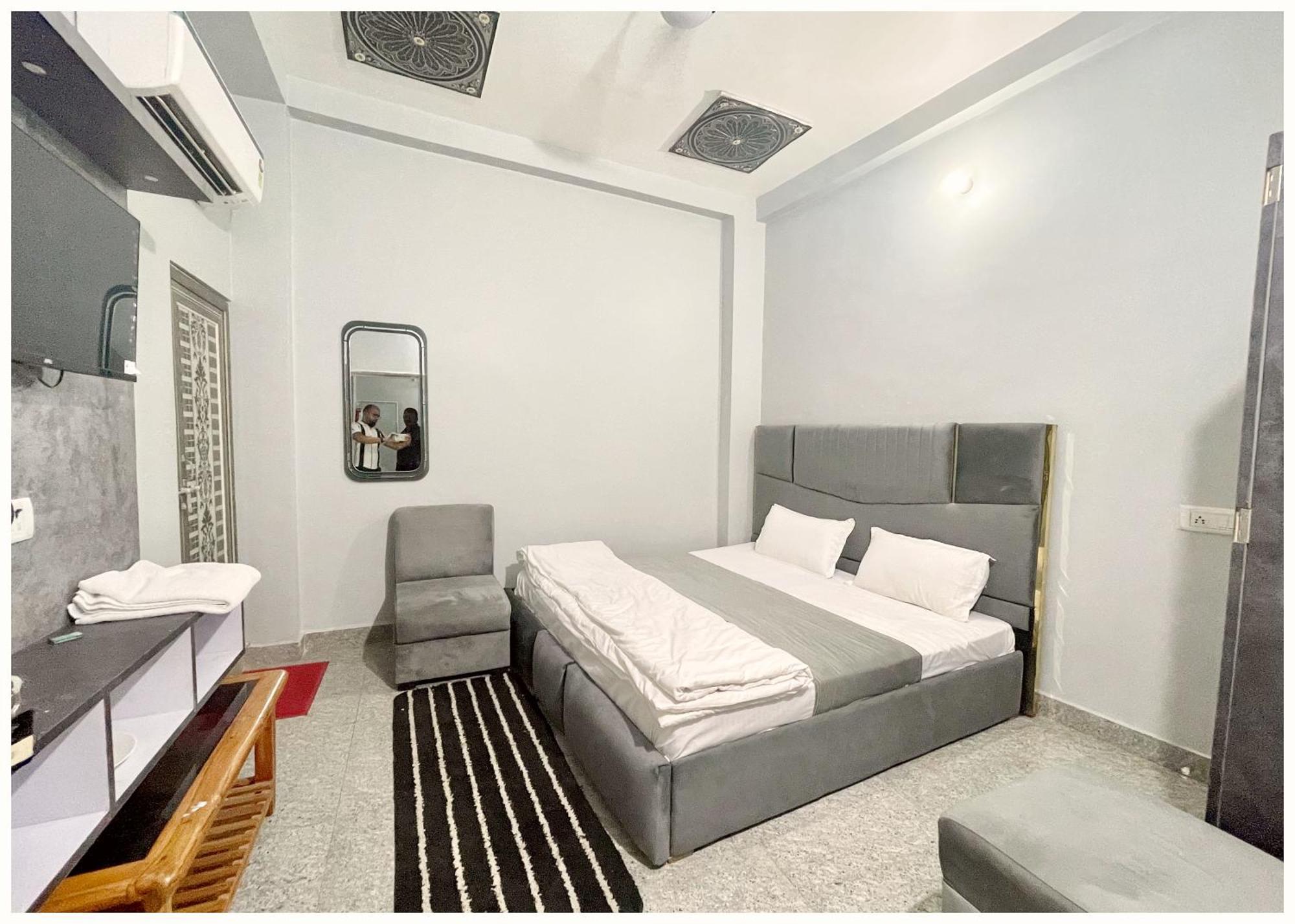 Prakash ! - Providing Air Conditioned And Well Decorated With Wi-fi Facility - Near Kashi Vishwanath Temple - In 3* Varanasi