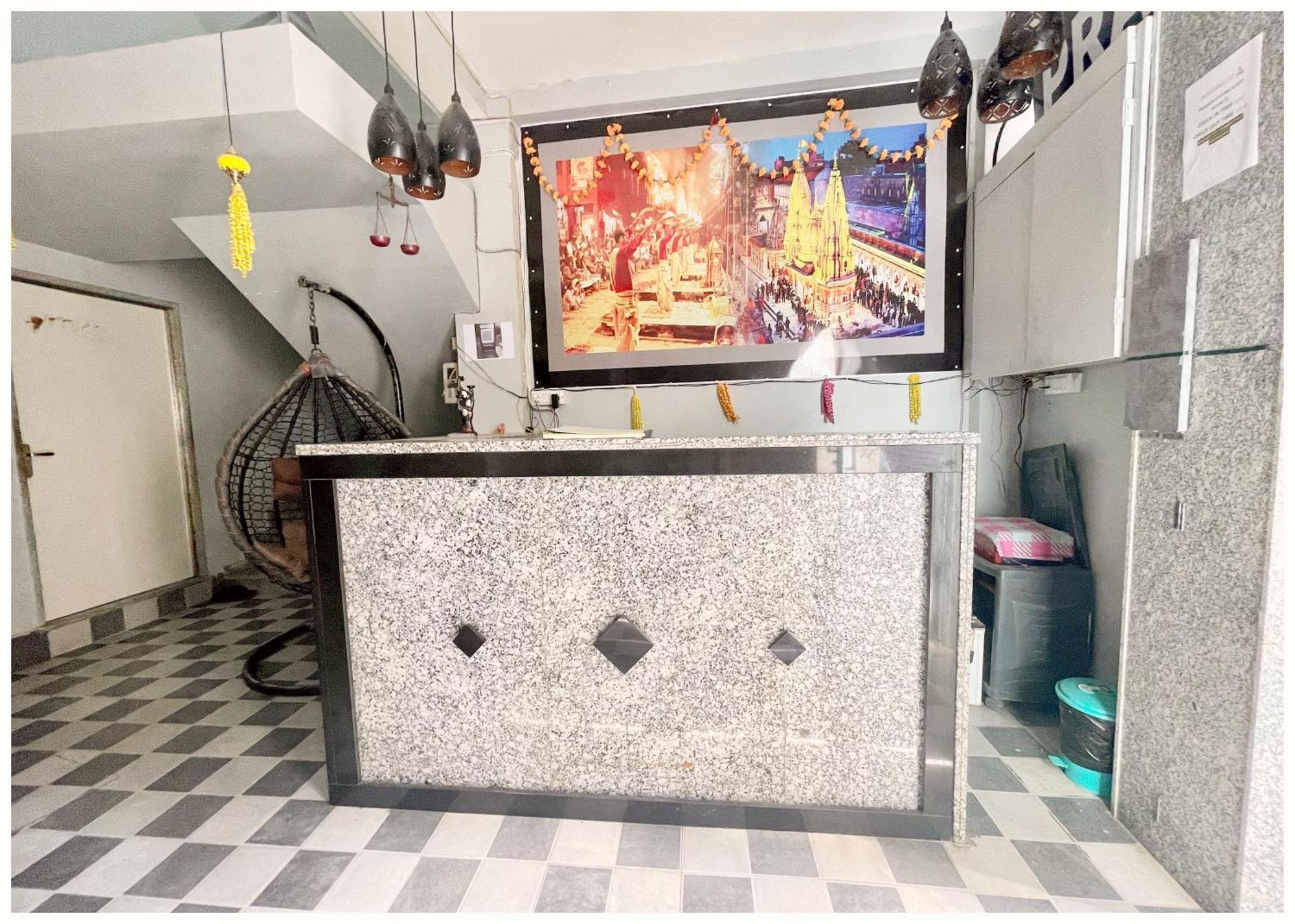 Prakash ! - Providing Air Conditioned And Well Decorated With Wi-fi Facility - Near Kashi Vishwanath Temple - In Hotel Varanasi