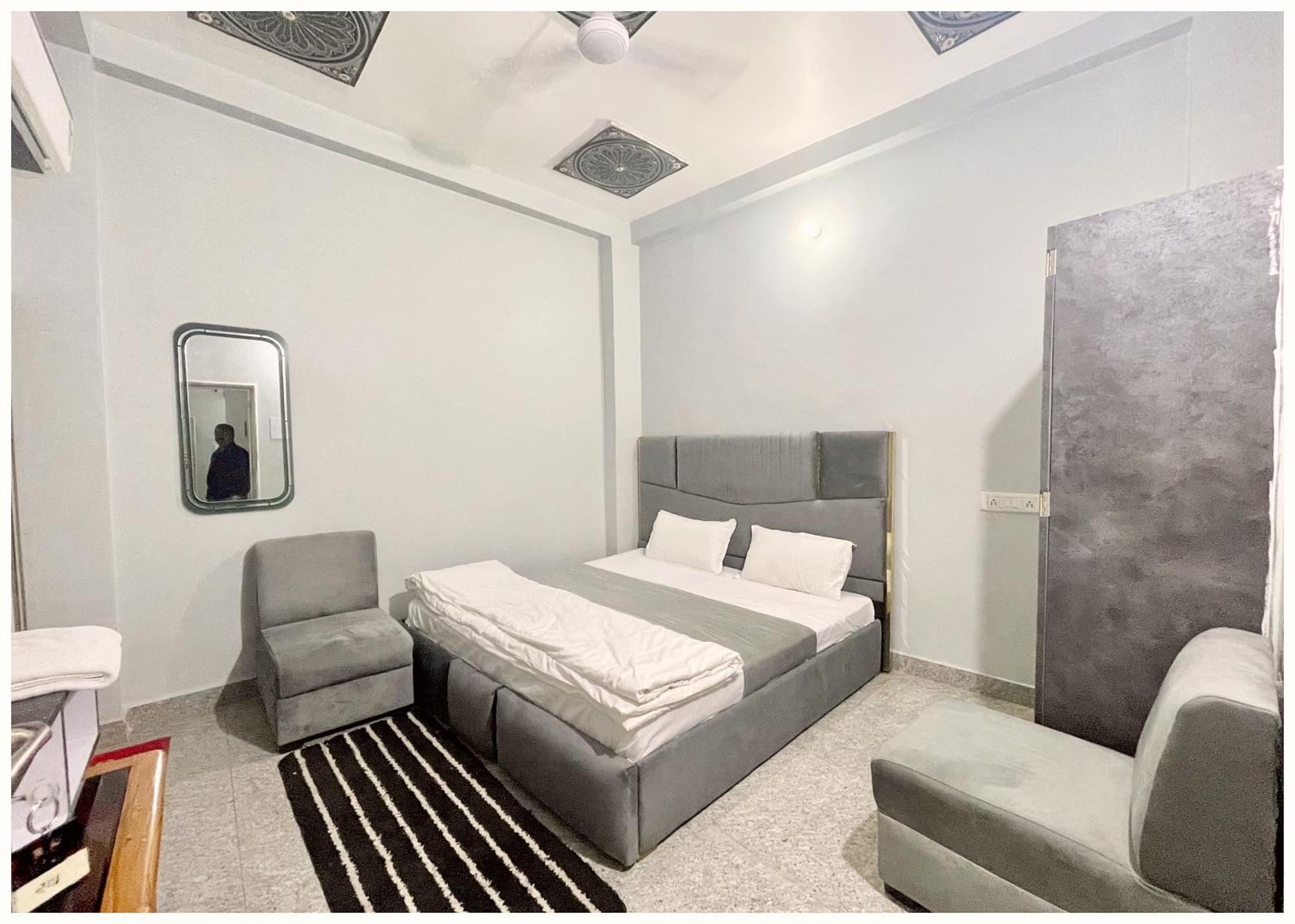 Prakash ! - Providing Air Conditioned And Well Decorated With Wi-fi Facility - Near Kashi Vishwanath Temple - In Hotel