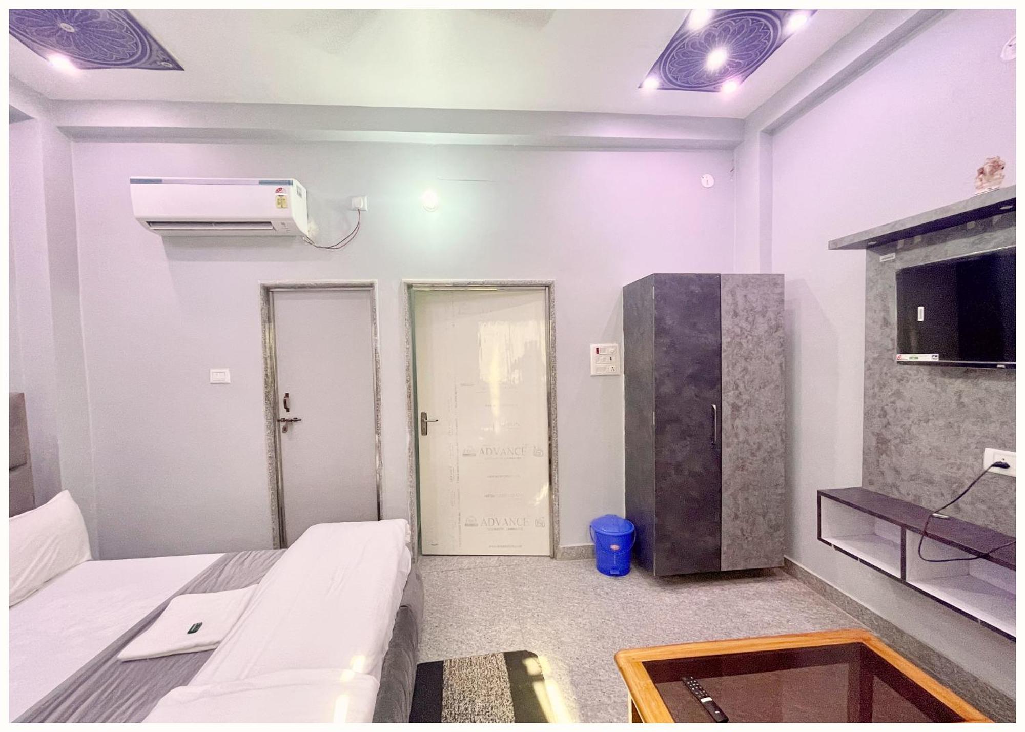 Prakash ! - Providing Air Conditioned And Well Decorated With Wi-fi Facility - Near Kashi Vishwanath Temple - In Hotel Varanasi
