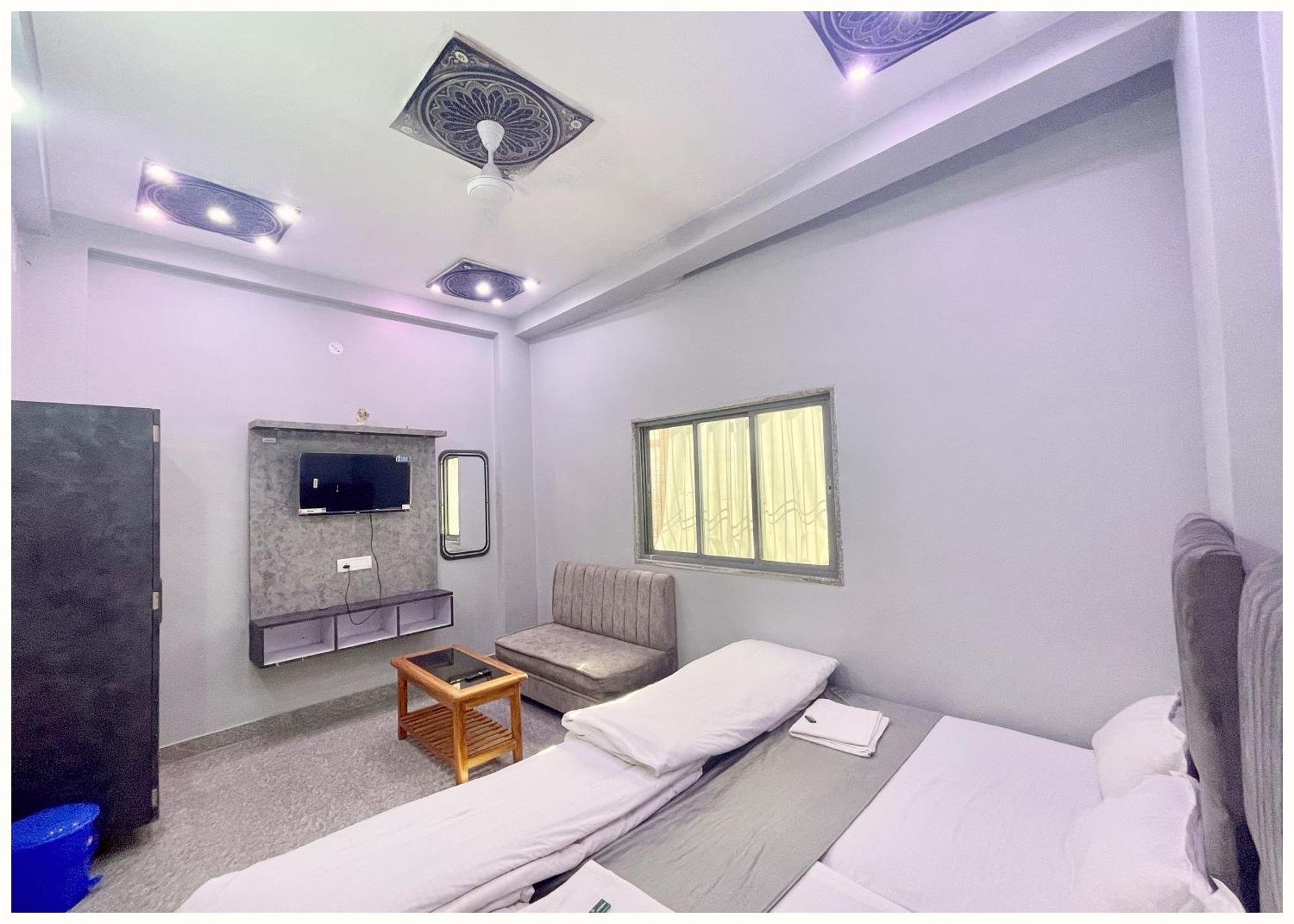Hotel Prakash ! - Providing Air Conditioned And Well Decorated With Wi-fi Facility - Near Kashi Vishwanath Temple - In Varanasi