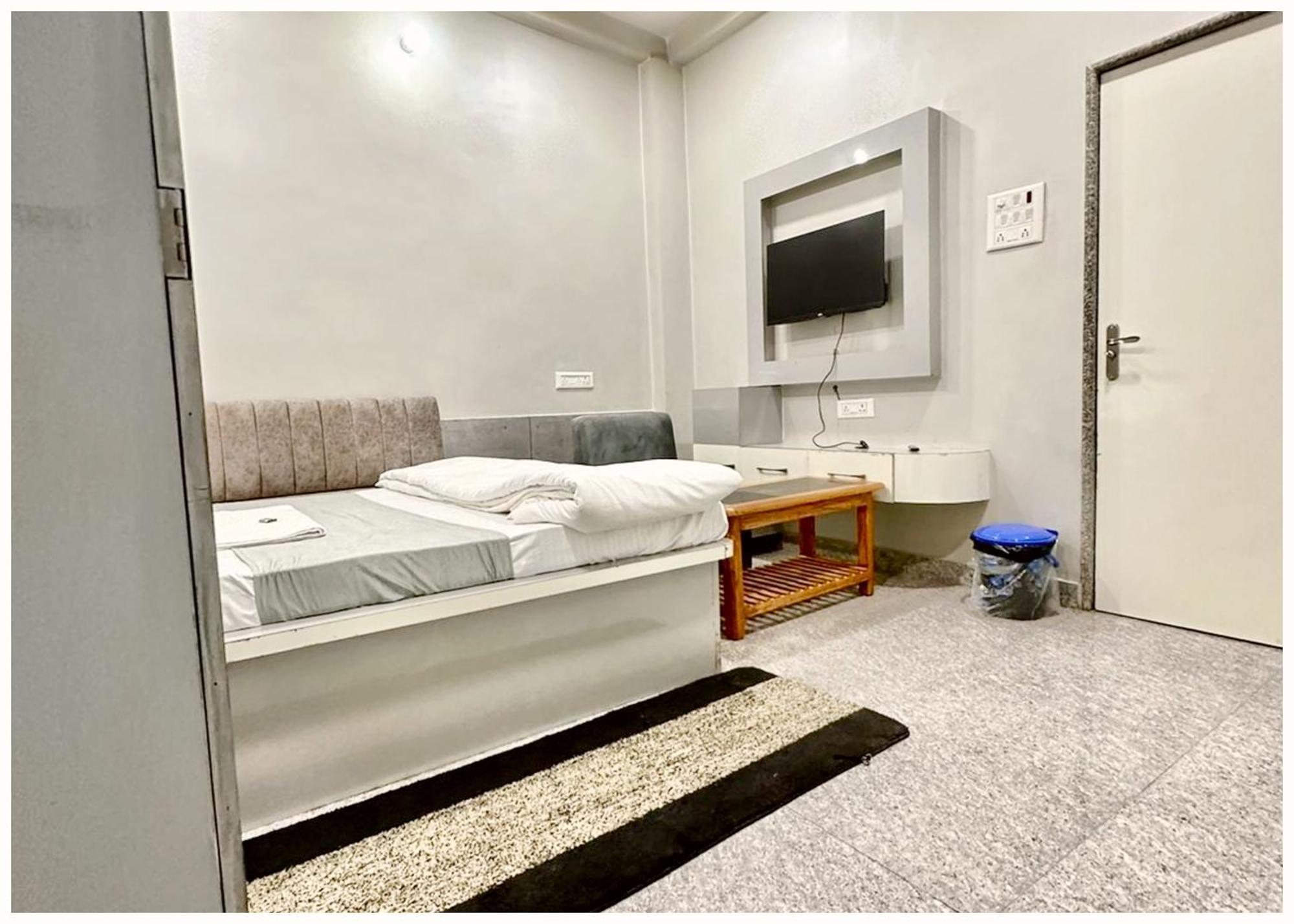 Prakash ! - Providing Air Conditioned And Well Decorated With Wi-fi Facility - Near Kashi Vishwanath Temple - In