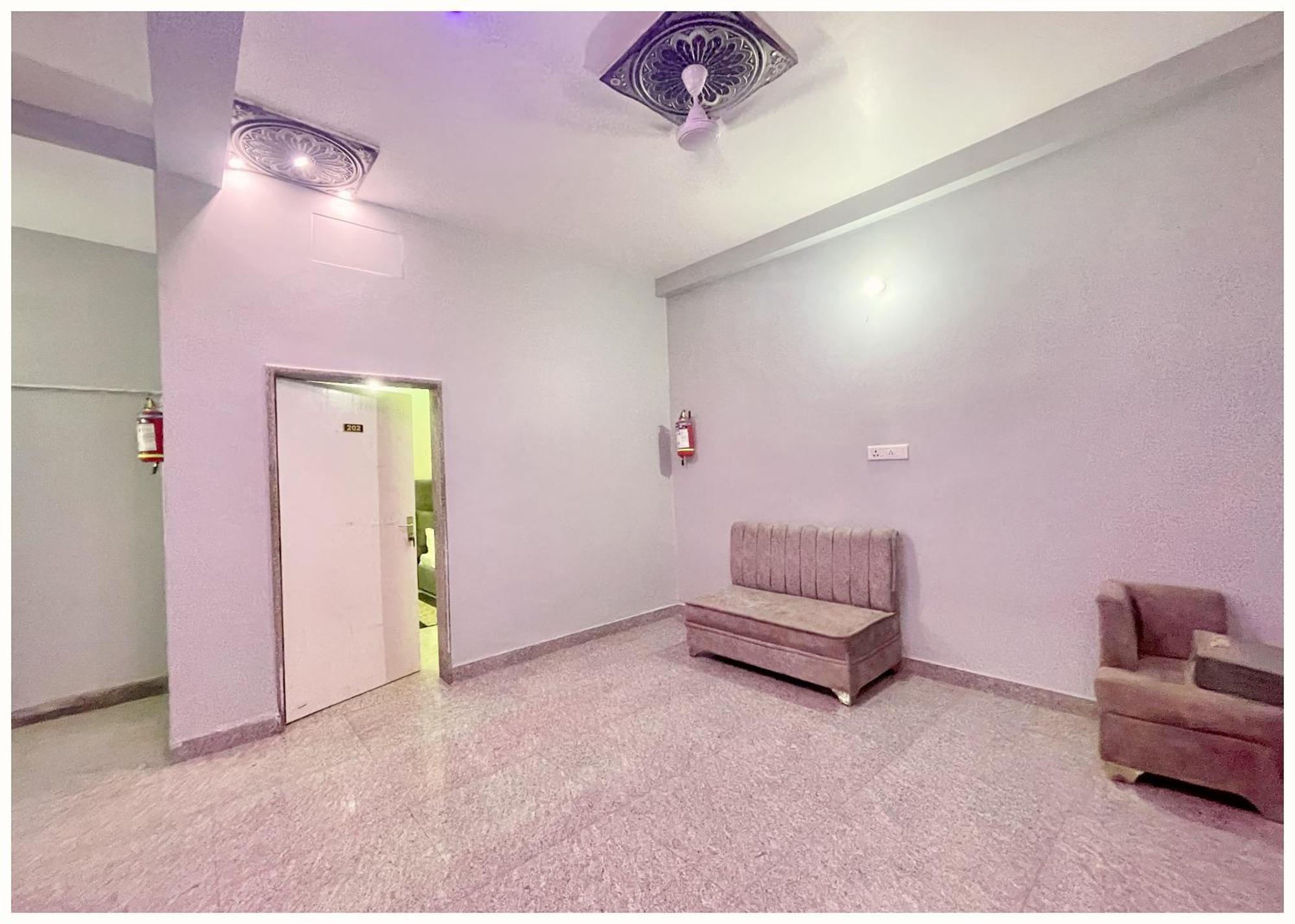 Prakash ! - Providing Air Conditioned And Well Decorated With Wi-fi Facility - Near Kashi Vishwanath Temple - In Hotel