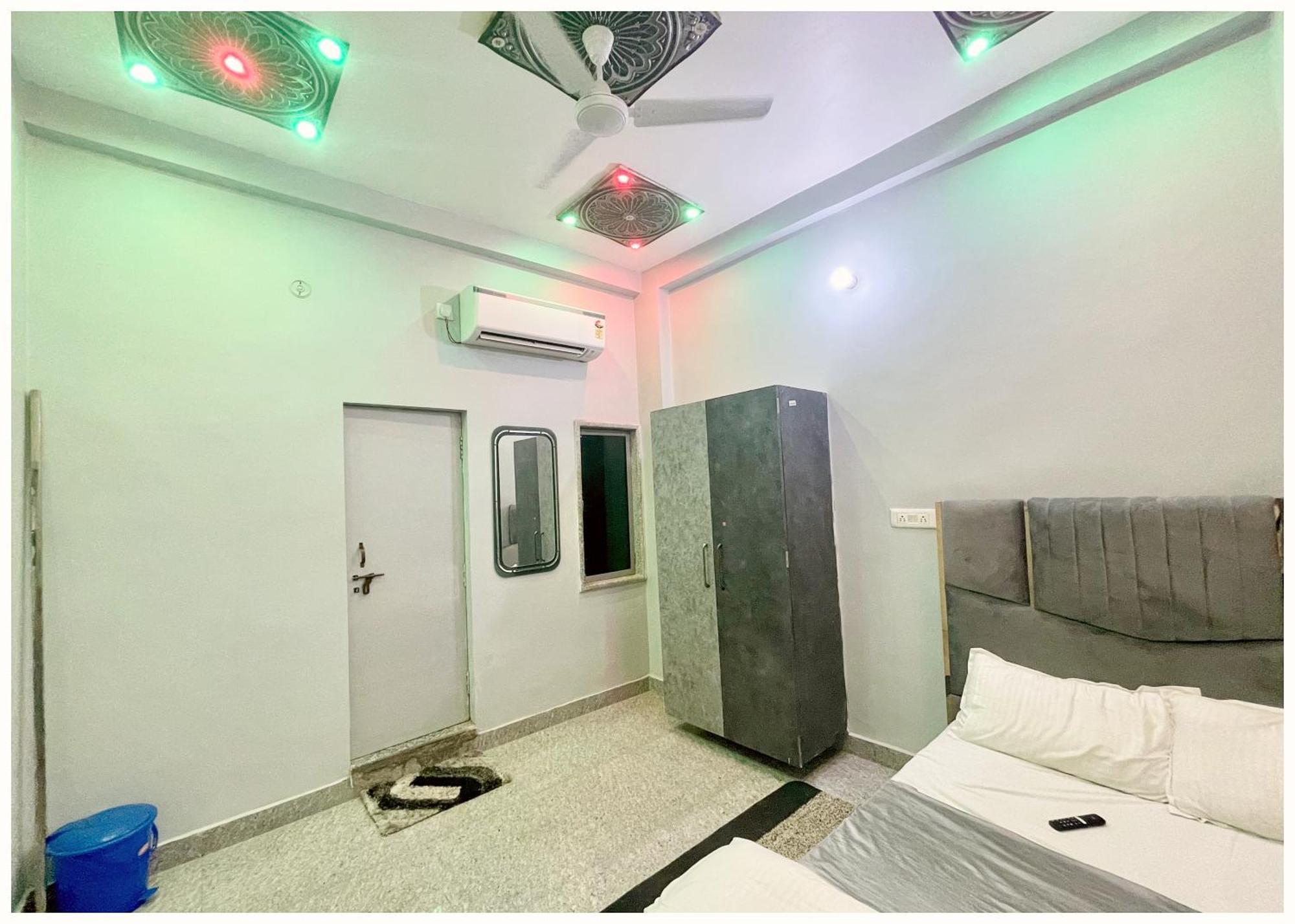 Hotel Prakash ! - Providing Air Conditioned And Well Decorated With Wi-fi Facility - Near Kashi Vishwanath Temple - In