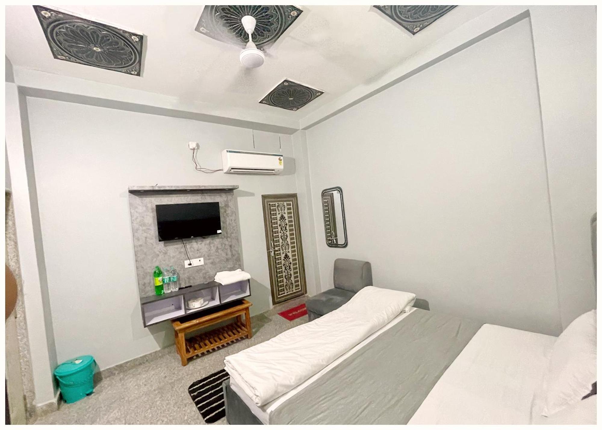 Prakash ! - Providing Air Conditioned And Well Decorated With Wi-fi Facility - Near Kashi Vishwanath Temple - In Hotel 3*