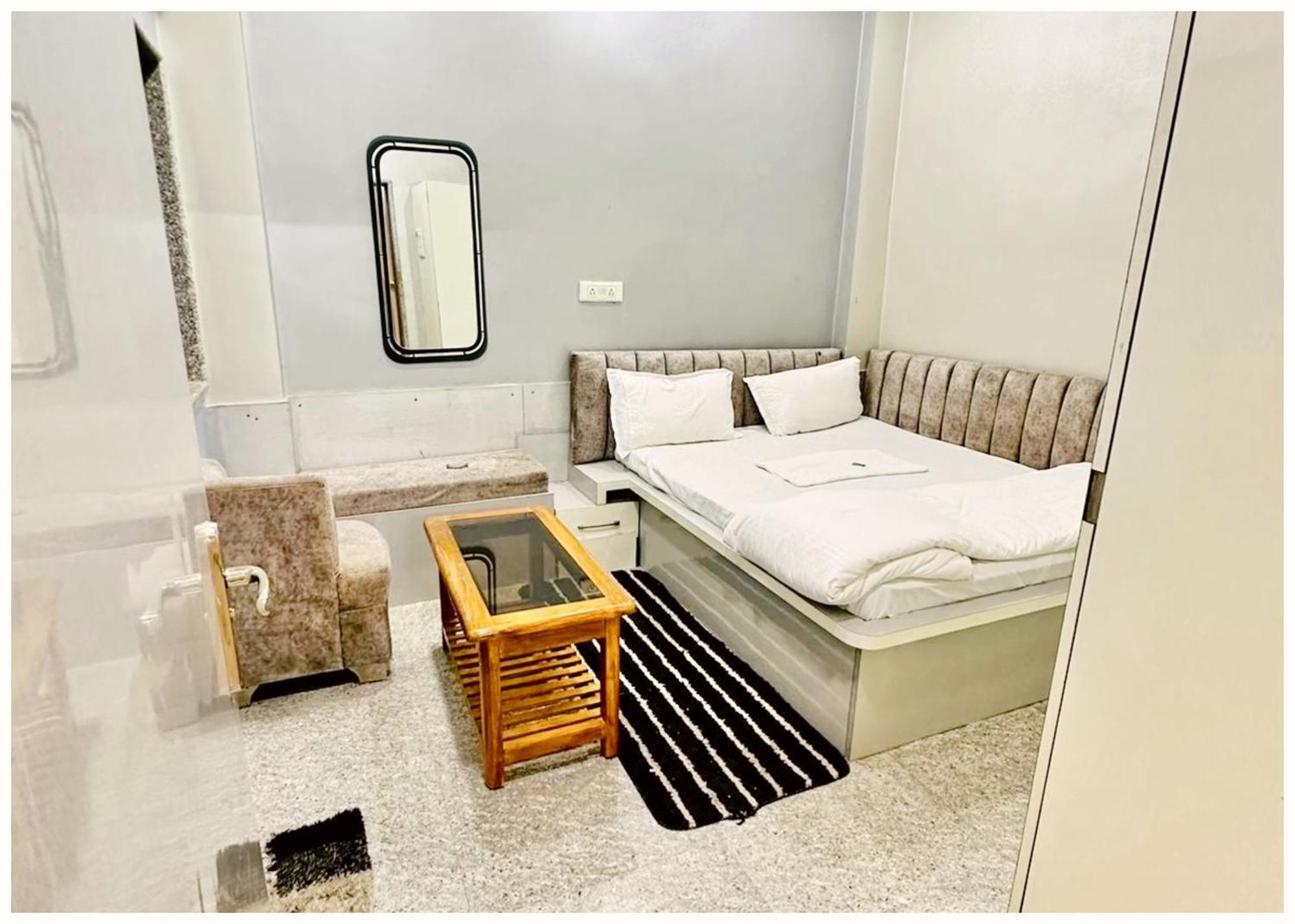 Hotel Prakash ! - Providing Air Conditioned And Well Decorated With Wi-fi Facility - Near Kashi Vishwanath Temple - In 3*