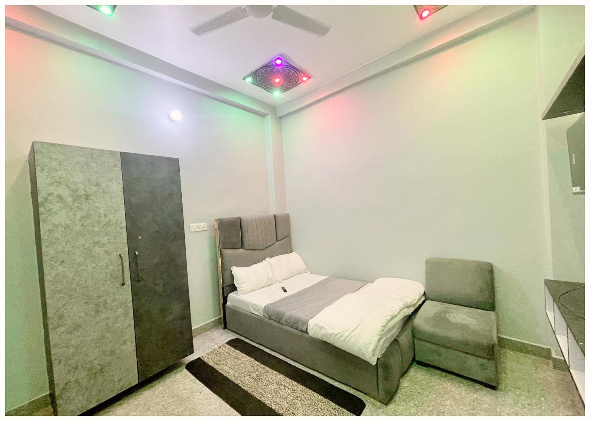 Prakash ! - Providing Air Conditioned And Well Decorated With Wi-fi Facility - Near Kashi Vishwanath Temple - In Hotel Varanasi