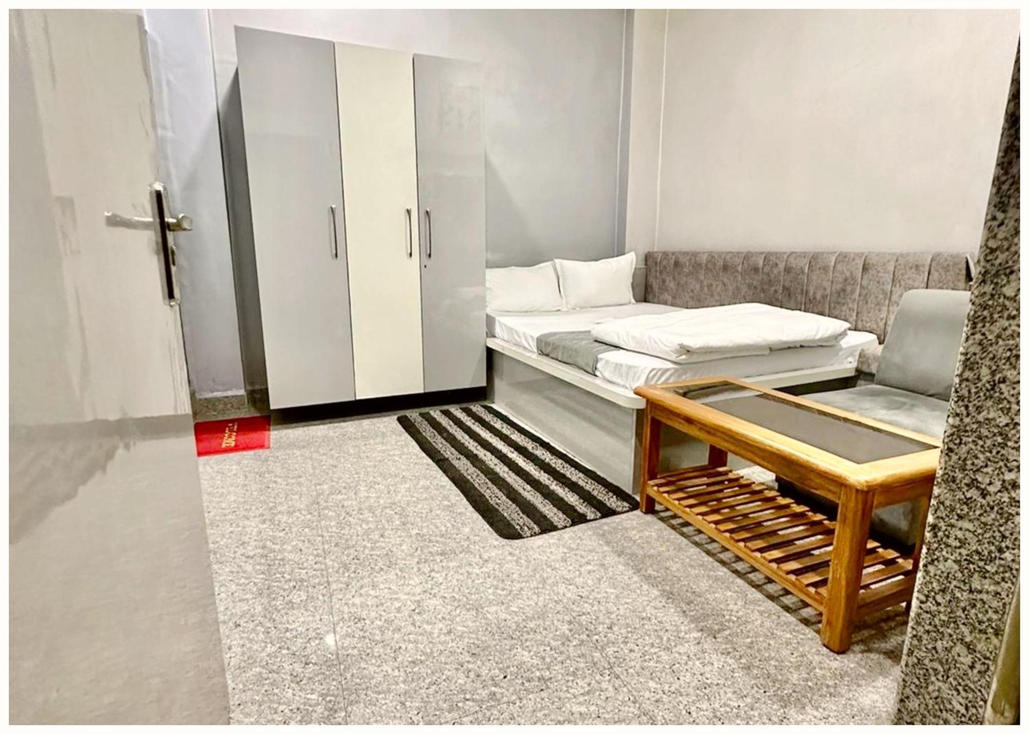 Prakash ! - Providing Air Conditioned And Well Decorated With Wi-fi Facility - Near Kashi Vishwanath Temple - In