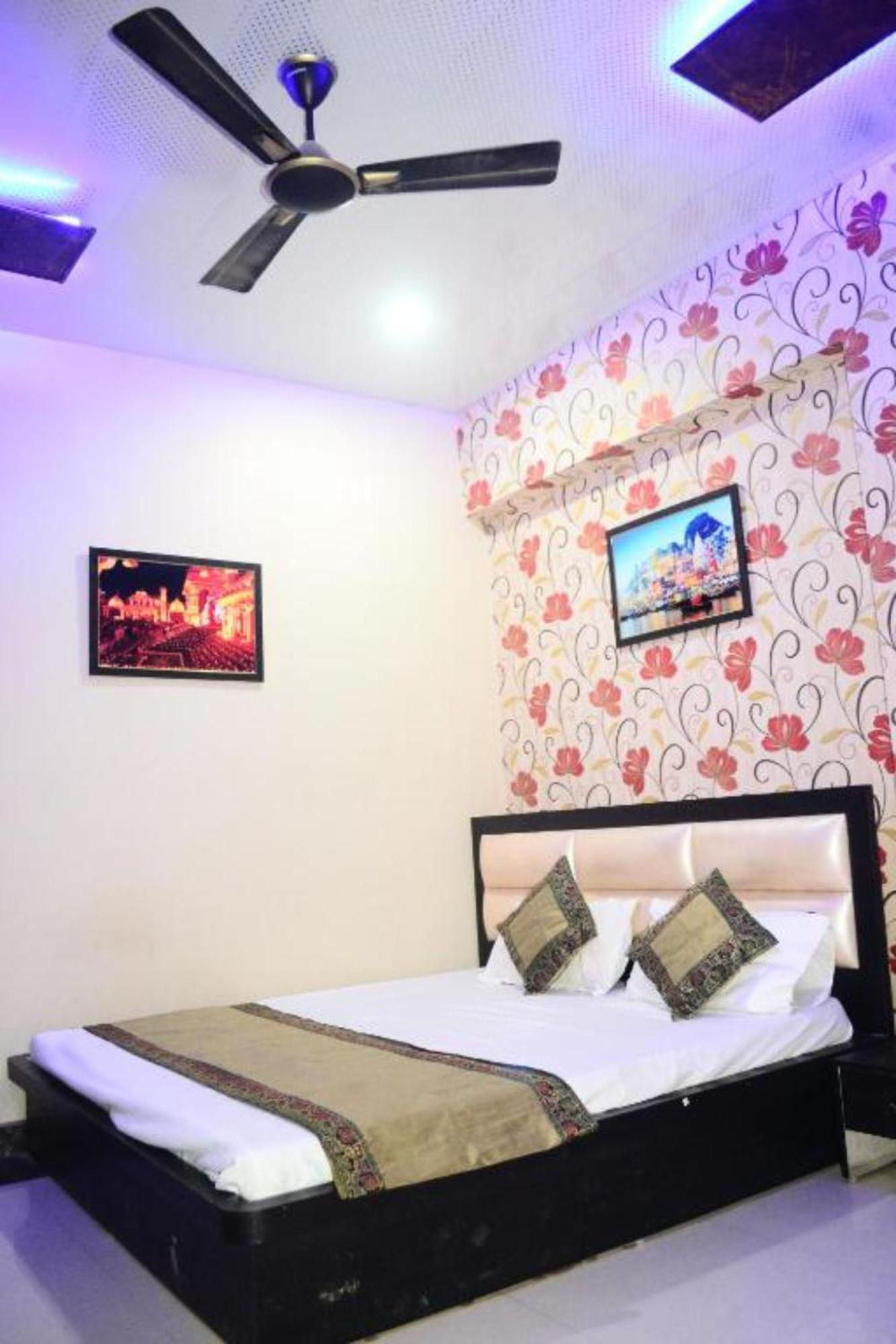 Hotel Hr Guest House Varanasi - 5 Minutes Walking From Kashi Vishwanath Temple And Ganga Arti Ghat - Fully Air Conditioned - Wi-Fi - Room Service - Well Maintained And Spacious Room - Best Seller In Varanasi 4*