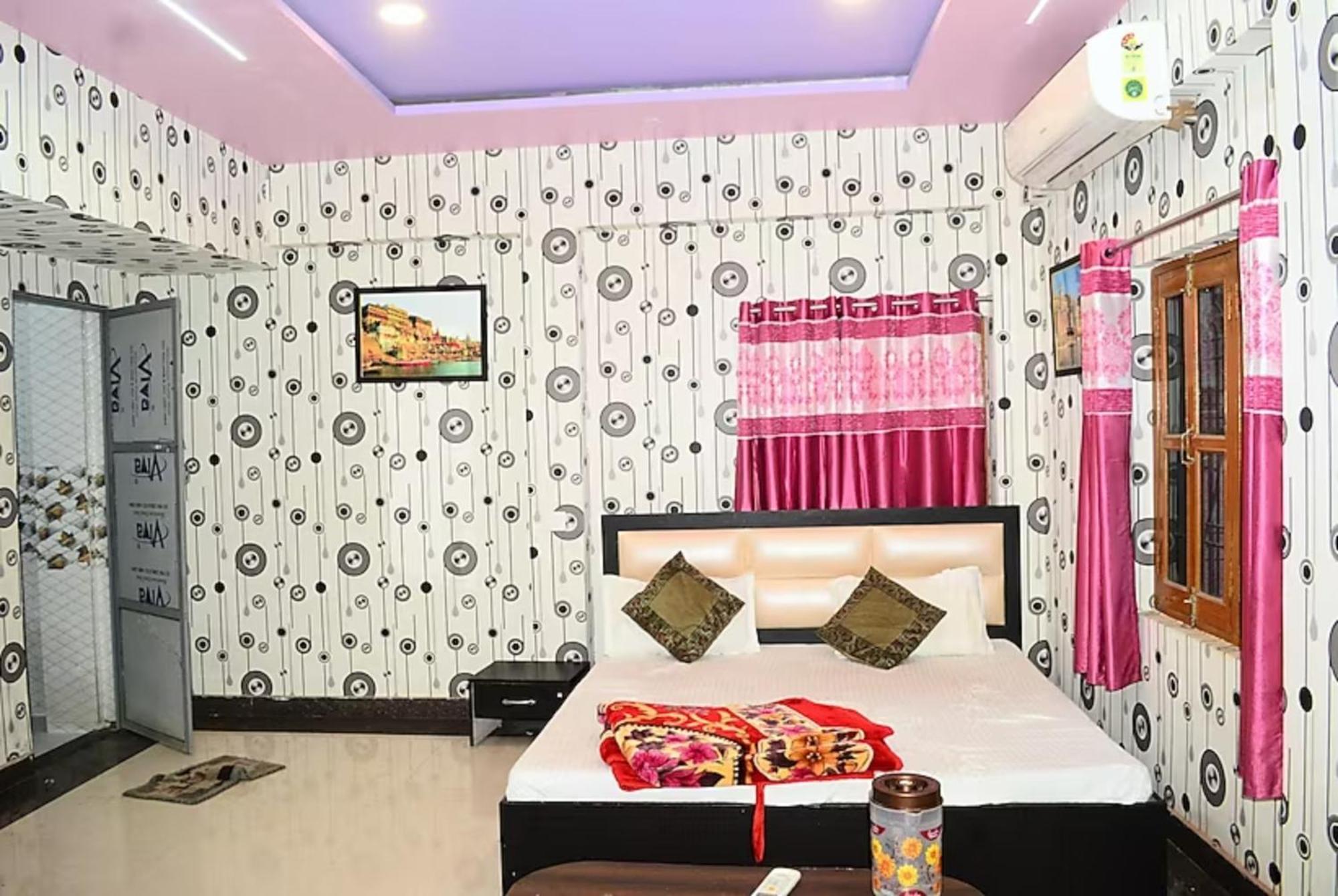 Hotel Hr Guest House Varanasi - 5 Minutes Walking From Kashi Vishwanath Temple And Ganga Arti Ghat - Fully Air Conditioned - Wi-Fi - Room Service - Well Maintained And Spacious Room - Best Seller In Varanasi 4* Varanasi