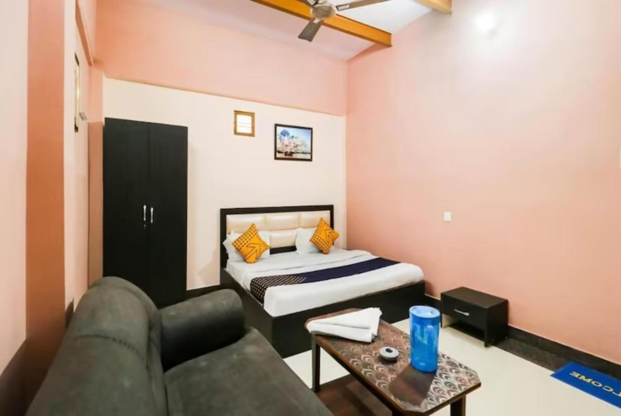 Hotel Hr Guest House Varanasi - 5 Minutes Walking From Kashi Vishwanath Temple And Ganga Arti Ghat - Fully Air Conditioned - Wi-Fi - Room Service - Well Maintained And Spacious Room - Best Seller In Varanasi 4* Varanasi