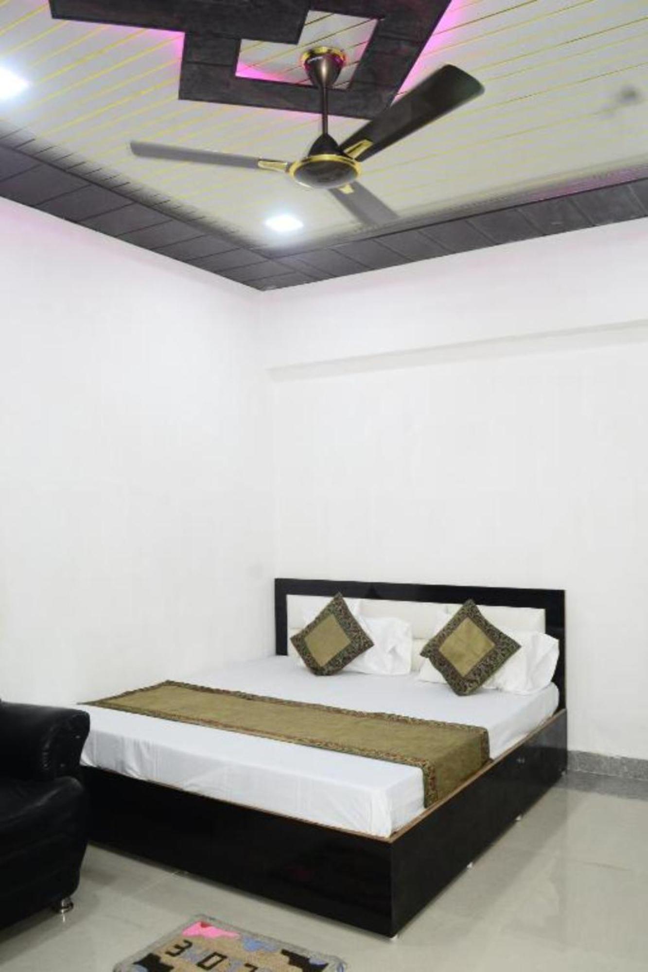 Hotel Hr Guest House Varanasi - 5 Minutes Walking From Kashi Vishwanath Temple And Ganga Arti Ghat - Fully Air Conditioned - Wi-Fi - Room Service - Well Maintained And Spacious Room - Best Seller In Varanasi 4*