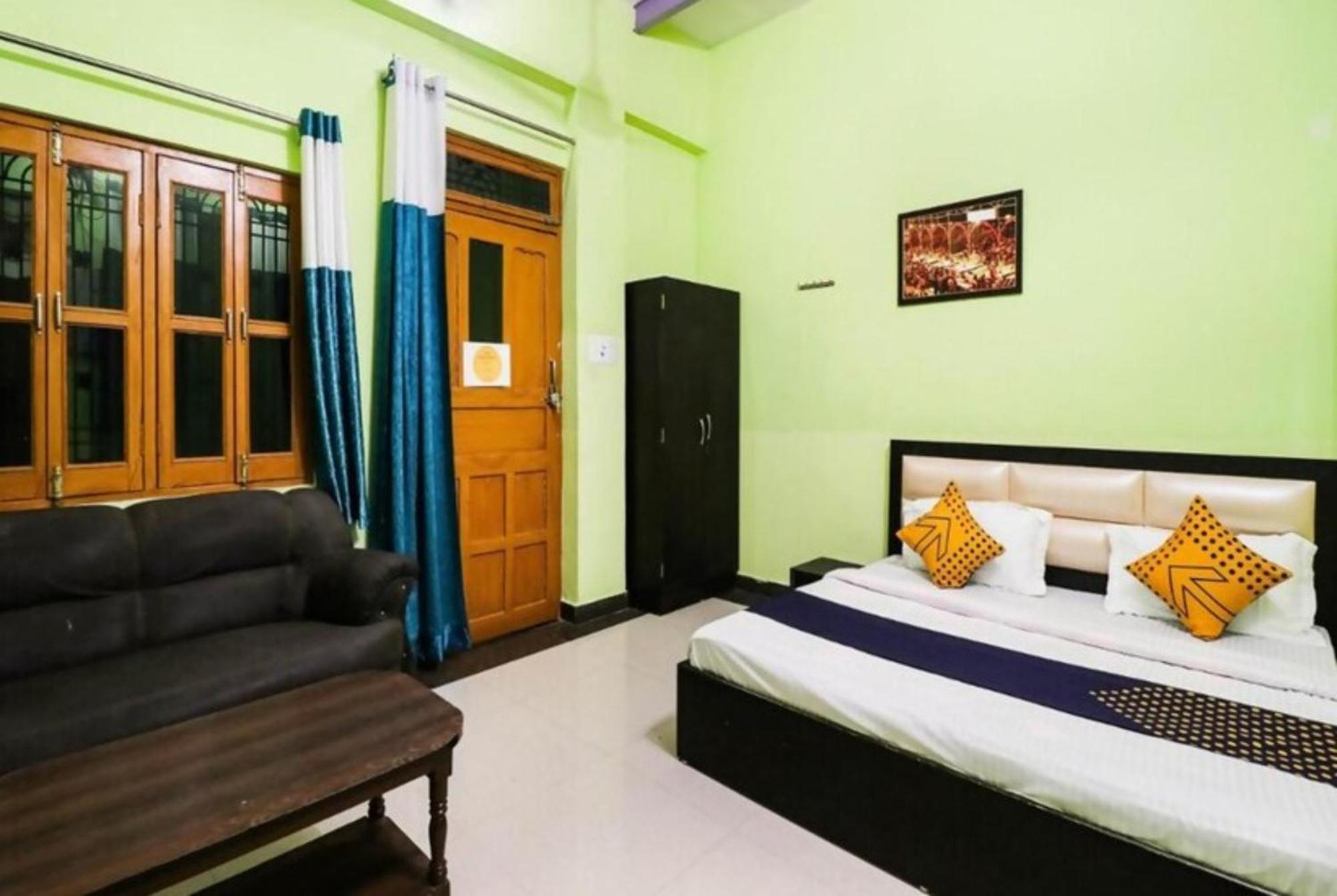 Hotel Hotel Hr Guest House Varanasi - 5 Minutes Walking From Kashi Vishwanath Temple And Ganga Arti Ghat - Fully Air Conditioned - Wi-Fi - Room Service - Well Maintained And Spacious Room - Best Seller In Varanasi