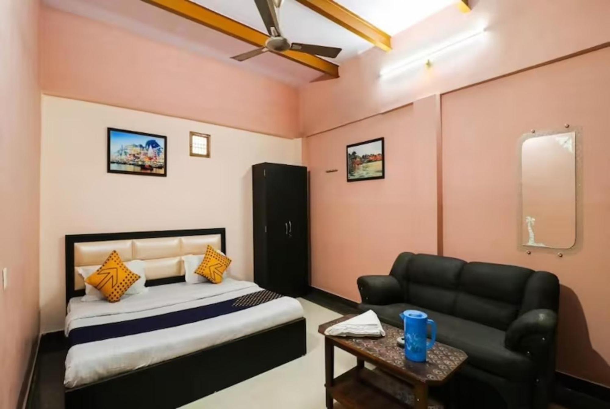 Hotel Hotel Hr Guest House Varanasi - 5 Minutes Walking From Kashi Vishwanath Temple And Ganga Arti Ghat - Fully Air Conditioned - Wi-Fi - Room Service - Well Maintained And Spacious Room - Best Seller In Varanasi Varanasi